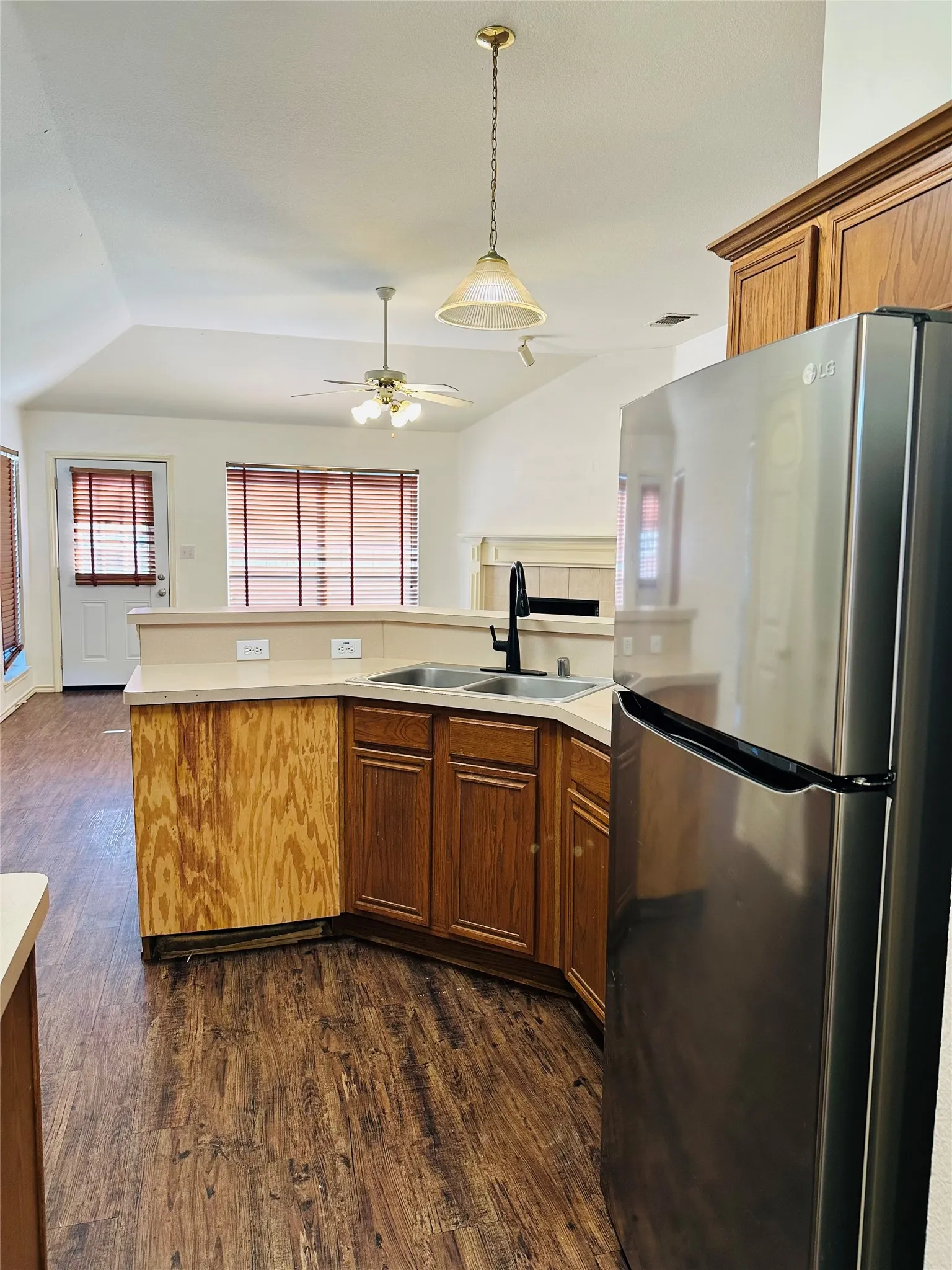 Single Family Residence For Sale in Dallas County , 3204 Plumstead Drive, Dallas, Texas 75228, 3 Bedroom, 2 Bathroom, 2 Garage spaces, 1,415 Sqft, built in 1997, mls#21381618, Real Estate Agent in Dallas, Homes For Sale in Dallas county, Homes For Sale in Dallas, Realtor in Dallas Texas, Real Estate Brokerage Independent Realty Texas, Luminita Cordes Realtor
