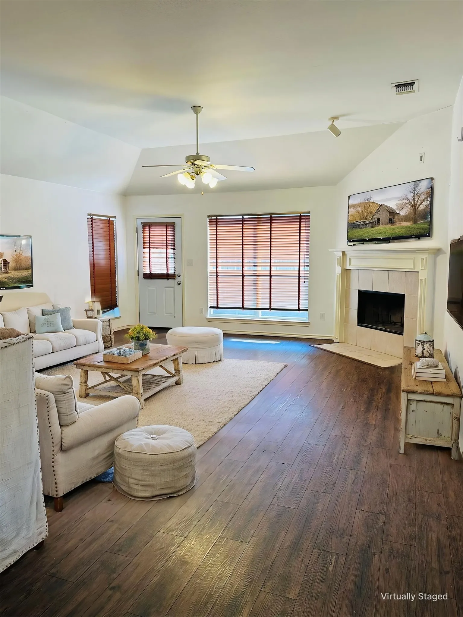 Single Family Residence For Sale in Dallas County , 3204 Plumstead Drive, Dallas, Texas 75228, 3 Bedroom, 2 Bathroom, 2 Garage spaces, 1,415 Sqft, built in 1997, mls#21381618, Real Estate Agent in Dallas, Homes For Sale in Dallas county, Homes For Sale in Dallas, Realtor in Dallas Texas, Real Estate Brokerage Independent Realty Texas, Luminita Cordes Realtor