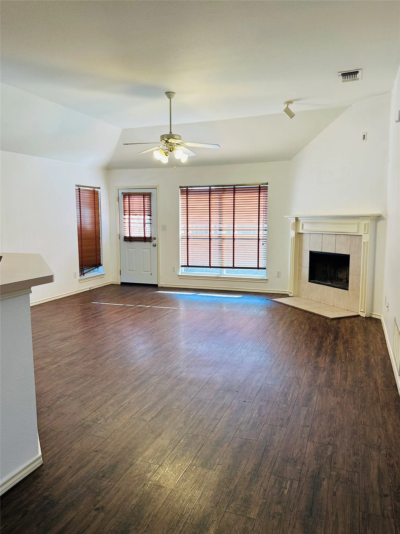 Single Family Residence For Sale in Dallas County , 3204 Plumstead Drive, Dallas, Texas 75228, 3 Bedroom, 2 Bathroom, 2 Garage spaces, 1,415 Sqft, built in 1997, mls#21381618, Real Estate Agent in Dallas, Homes For Sale in Dallas county, Homes For Sale in Dallas, Realtor in Dallas Texas, Real Estate Brokerage Independent Realty Texas, Luminita Cordes Realtor