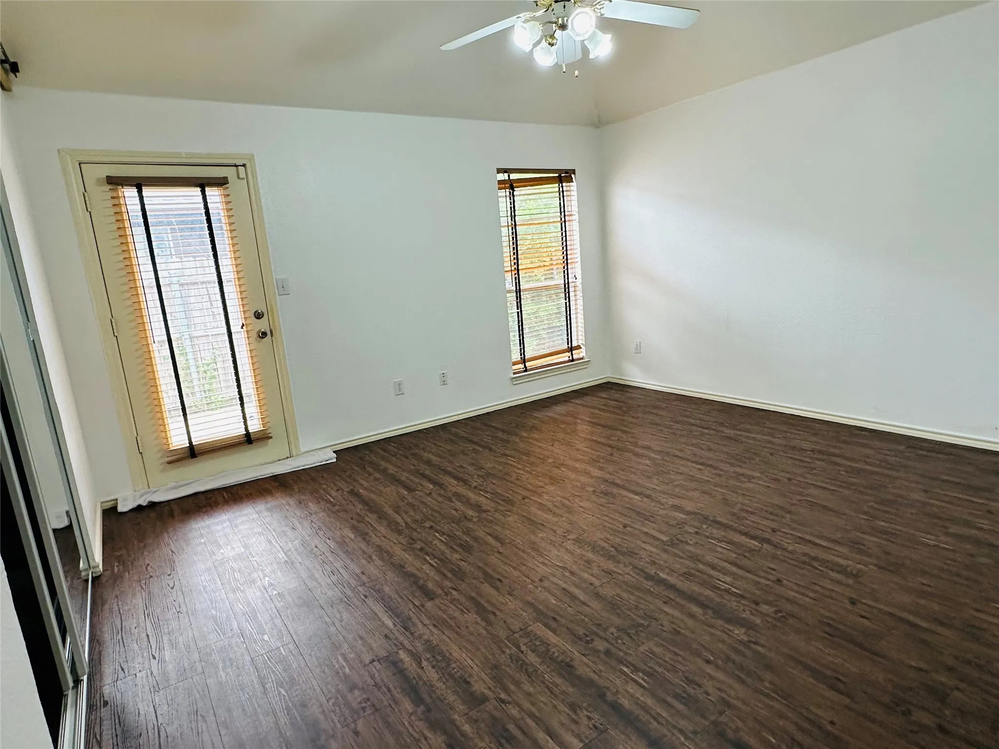 Single Family Residence For Sale in Dallas County , 3204 Plumstead Drive, Dallas, Texas 75228, 3 Bedroom, 2 Bathroom, 2 Garage spaces, 1,415 Sqft, built in 1997, mls#21381618, Real Estate Agent in Dallas, Homes For Sale in Dallas county, Homes For Sale in Dallas, Realtor in Dallas Texas, Real Estate Brokerage Independent Realty Texas, Luminita Cordes Realtor