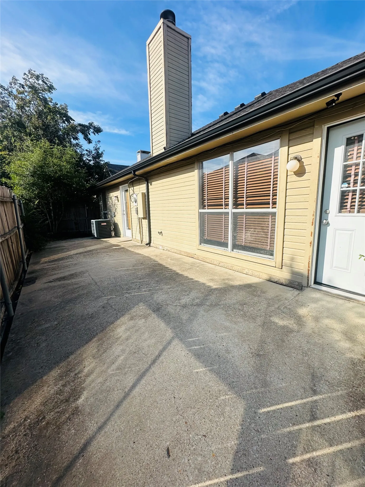 Single Family Residence For Sale in Dallas County , 3204 Plumstead Drive, Dallas, Texas 75228, 3 Bedroom, 2 Bathroom, 2 Garage spaces, 1,415 Sqft, built in 1997, mls#21381618, Real Estate Agent in Dallas, Homes For Sale in Dallas county, Homes For Sale in Dallas, Realtor in Dallas Texas, Real Estate Brokerage Independent Realty Texas, Luminita Cordes Realtor