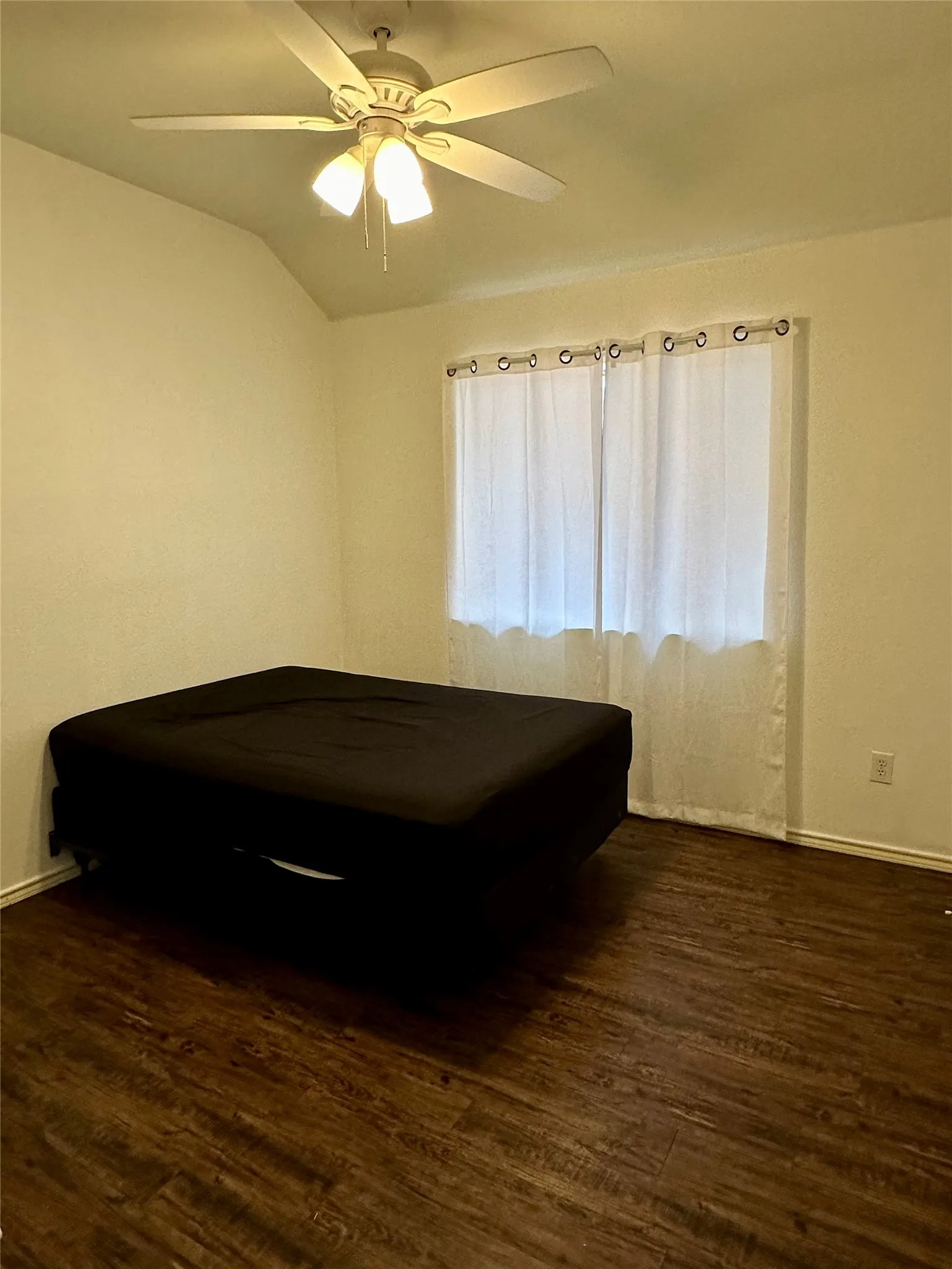 Single Family Residence For Sale in Dallas County , 3204 Plumstead Drive, Dallas, Texas 75228, 3 Bedroom, 2 Bathroom, 2 Garage spaces, 1,415 Sqft, built in 1997, mls#21381618, Real Estate Agent in Dallas, Homes For Sale in Dallas county, Homes For Sale in Dallas, Realtor in Dallas Texas, Real Estate Brokerage Independent Realty Texas, Luminita Cordes Realtor