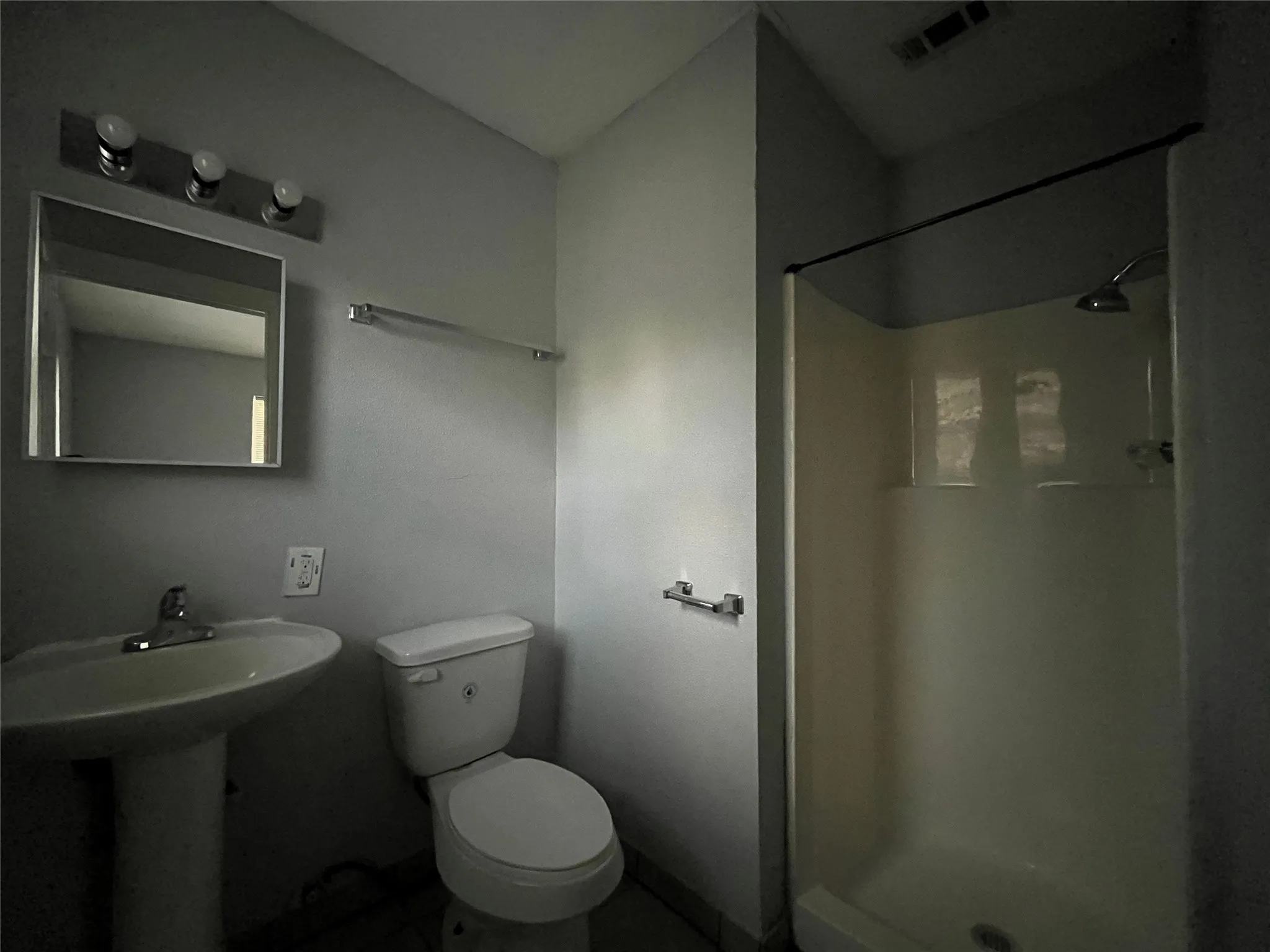 Single Family Residence For Rent in Dallas County , 2020 Nomas Street, Dallas, Texas 75212, 3 Bedroom, 2 Bathroom, Garage spaces, 1,056 Sqft, built in 1945, mls#21399256, Real Estate Agent in Dallas, Homes For Rent in Dallas county, Homes For Rent in Dallas, Realtor in Dallas Texas, Real Estate Brokerage Independent Realty Texas, Luminita Cordes Realtor