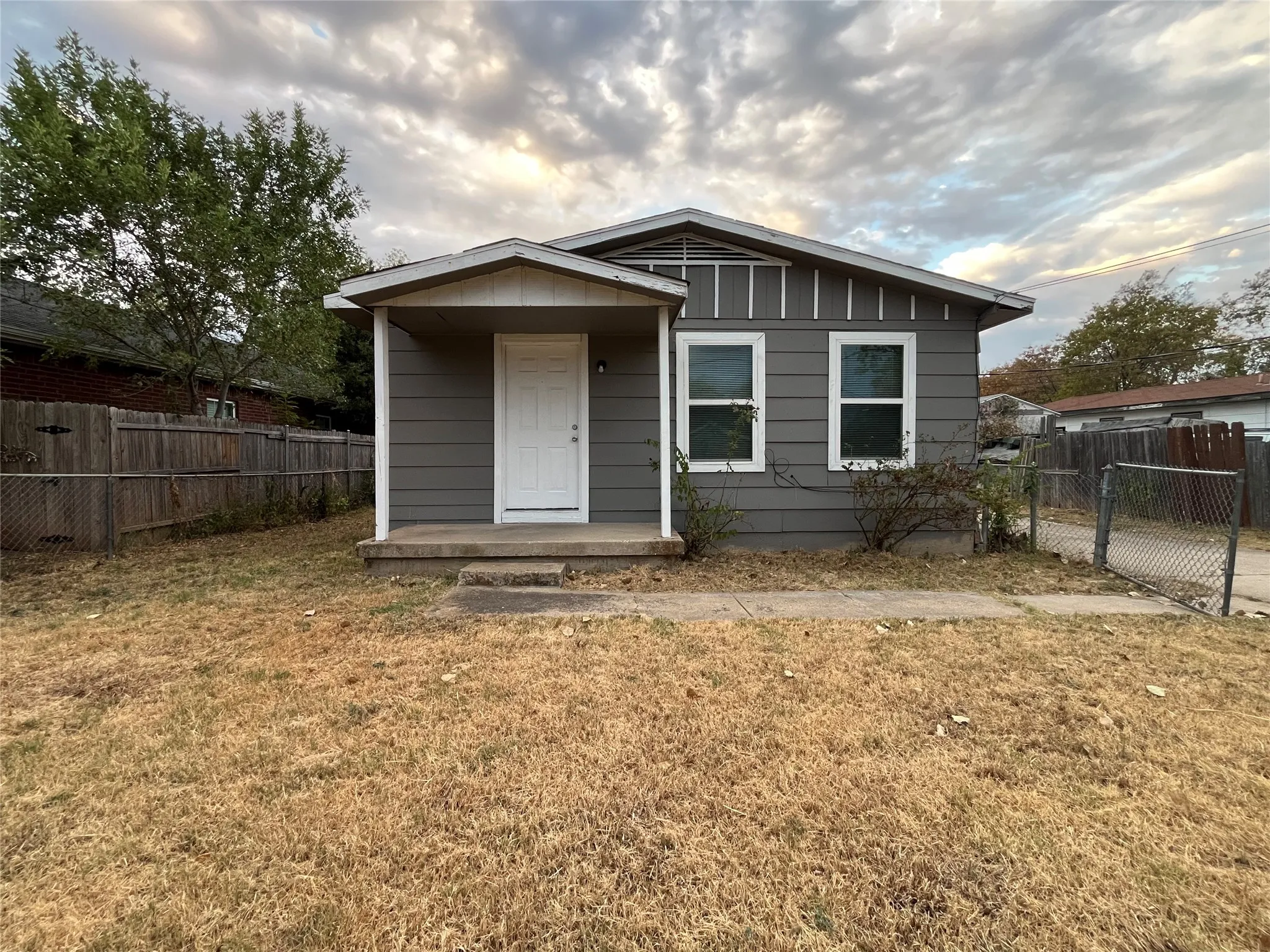 Single Family Residence For Rent in Dallas County , 2020 Nomas Street, Dallas, Texas 75212, 3 Bedroom, 2 Bathroom, Garage spaces, 1,056 Sqft, built in 1945, mls#21399256, Real Estate Agent in Dallas, Homes For Rent in Dallas county, Homes For Rent in Dallas, Realtor in Dallas Texas, Real Estate Brokerage Independent Realty Texas, Luminita Cordes Realtor