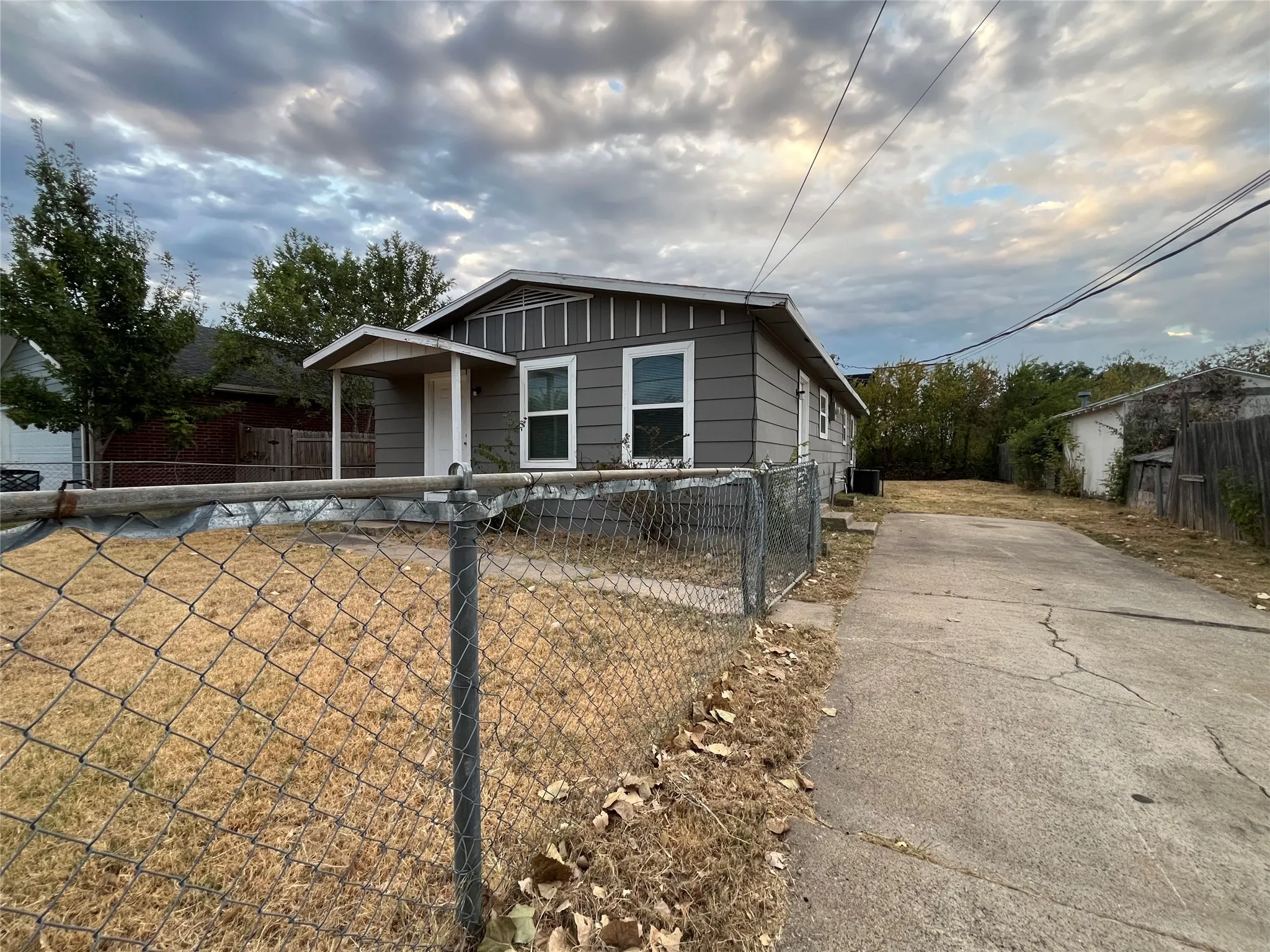 Single Family Residence For Rent in Dallas County , 2020 Nomas Street, Dallas, Texas 75212, 3 Bedroom, 2 Bathroom, Garage spaces, 1,056 Sqft, built in 1945, mls#21399256, Real Estate Agent in Dallas, Homes For Rent in Dallas county, Homes For Rent in Dallas, Realtor in Dallas Texas, Real Estate Brokerage Independent Realty Texas, Luminita Cordes Realtor