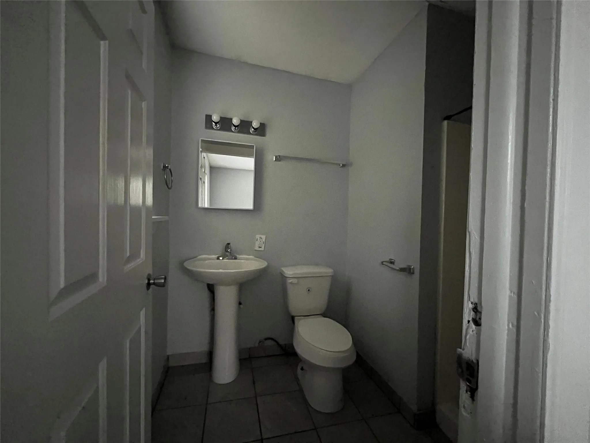 Single Family Residence For Rent in Dallas County , 2020 Nomas Street, Dallas, Texas 75212, 3 Bedroom, 2 Bathroom, Garage spaces, 1,056 Sqft, built in 1945, mls#21399256, Real Estate Agent in Dallas, Homes For Rent in Dallas county, Homes For Rent in Dallas, Realtor in Dallas Texas, Real Estate Brokerage Independent Realty Texas, Luminita Cordes Realtor