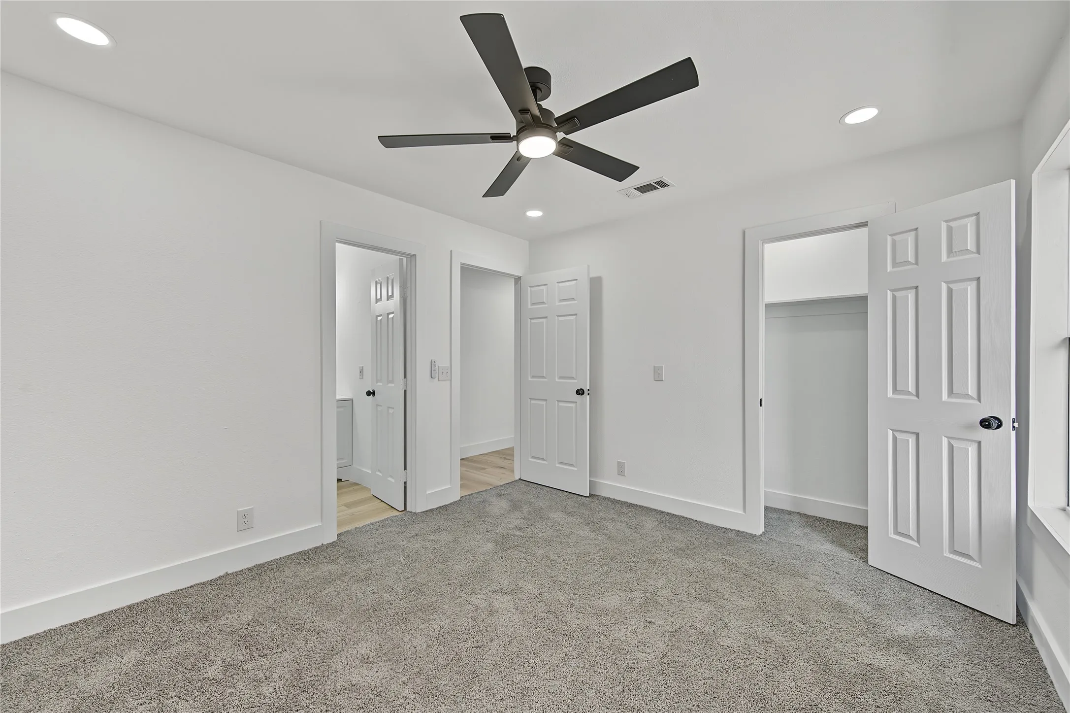 Single Family Residence For Sale in Tarrant County , 940 E Tucker Street, Fort Worth, Texas 76104, 3 Bedroom, 2 Bathroom, Garage spaces, 1,073 Sqft, built in 2001, mls#21399255, Real Estate Agent in Fort Worth, Homes For Sale in Tarrant county, Homes For Sale in Fort Worth, Realtor in Fort Worth Texas, Real Estate Brokerage Independent Realty Texas, Luminita Cordes Realtor