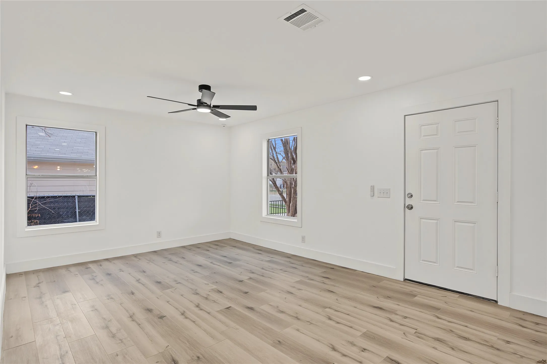 Single Family Residence For Sale in Tarrant County , 940 E Tucker Street, Fort Worth, Texas 76104, 3 Bedroom, 2 Bathroom, Garage spaces, 1,073 Sqft, built in 2001, mls#21399255, Real Estate Agent in Fort Worth, Homes For Sale in Tarrant county, Homes For Sale in Fort Worth, Realtor in Fort Worth Texas, Real Estate Brokerage Independent Realty Texas, Luminita Cordes Realtor