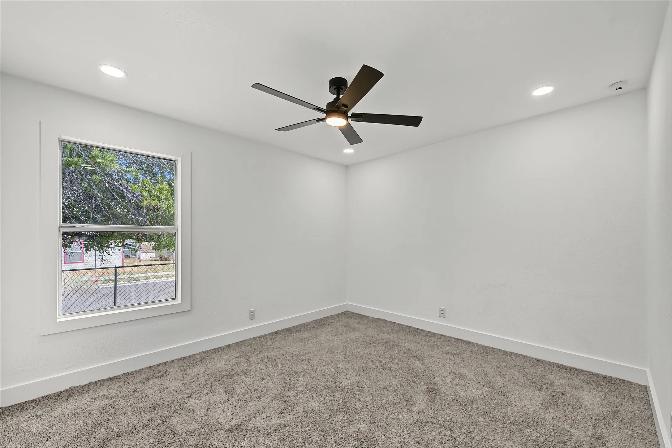 Single Family Residence For Sale in Tarrant County , 940 E Tucker Street, Fort Worth, Texas 76104, 3 Bedroom, 2 Bathroom, Garage spaces, 1,073 Sqft, built in 2001, mls#21399255, Real Estate Agent in Fort Worth, Homes For Sale in Tarrant county, Homes For Sale in Fort Worth, Realtor in Fort Worth Texas, Real Estate Brokerage Independent Realty Texas, Luminita Cordes Realtor
