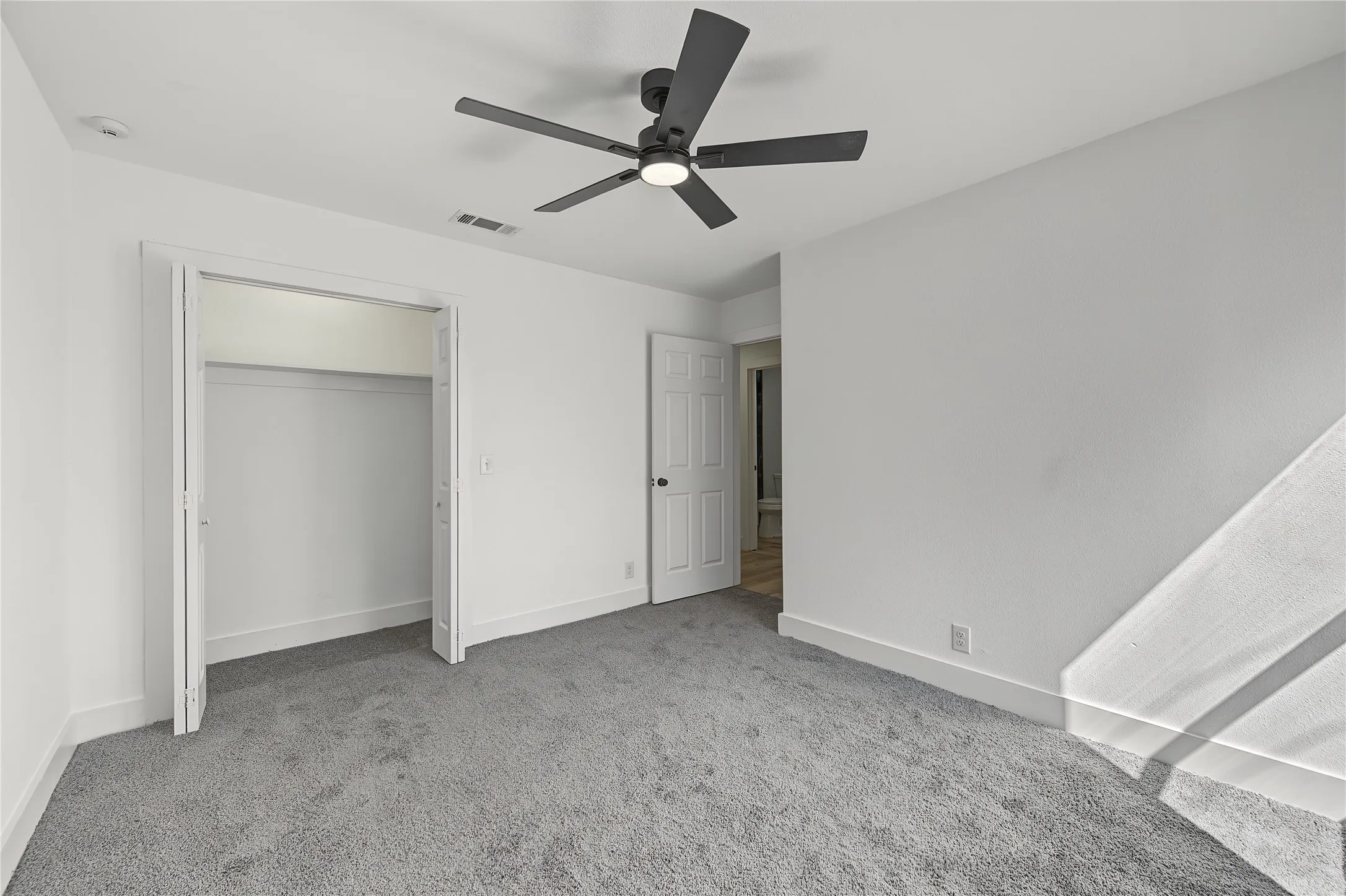 Single Family Residence For Sale in Tarrant County , 940 E Tucker Street, Fort Worth, Texas 76104, 3 Bedroom, 2 Bathroom, Garage spaces, 1,073 Sqft, built in 2001, mls#21399255, Real Estate Agent in Fort Worth, Homes For Sale in Tarrant county, Homes For Sale in Fort Worth, Realtor in Fort Worth Texas, Real Estate Brokerage Independent Realty Texas, Luminita Cordes Realtor