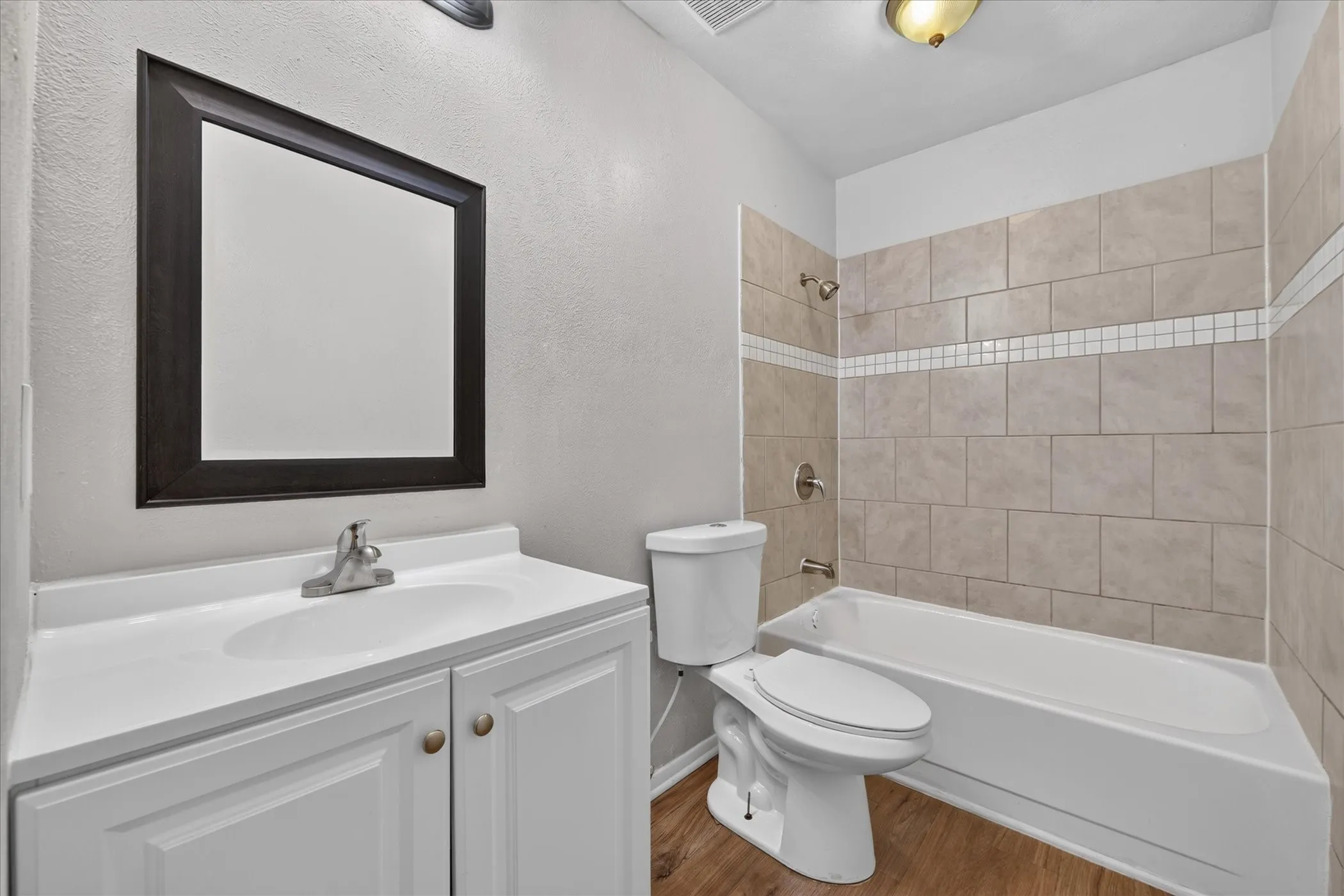 Single Family Residence For Rent in Tarrant County , 7012 Lincolnshire Lane, North Richland Hills, Texas 76182, 3 Bedroom, 2 Bathroom, 1 Garage spaces, 1,268 Sqft, built in 1978, mls#21399272, Real Estate Agent in North Richland Hills, Homes For Rent in Tarrant county, Homes For Rent in North Richland Hills, Realtor in North Richland Hills Texas, Real Estate Brokerage Independent Realty Texas, Luminita Cordes Realtor