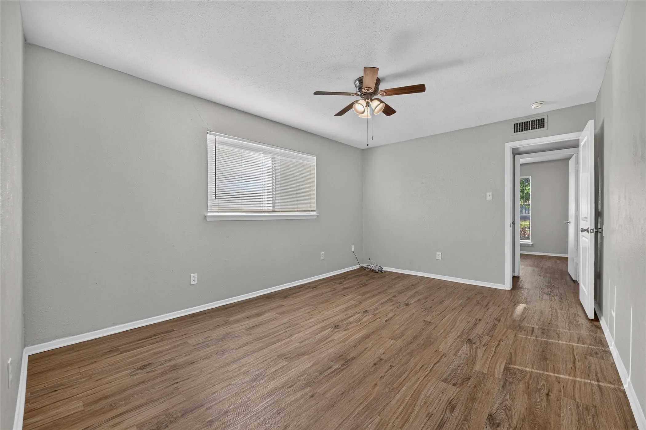 Single Family Residence For Rent in Tarrant County , 7012 Lincolnshire Lane, North Richland Hills, Texas 76182, 3 Bedroom, 2 Bathroom, 1 Garage spaces, 1,268 Sqft, built in 1978, mls#21399272, Real Estate Agent in North Richland Hills, Homes For Rent in Tarrant county, Homes For Rent in North Richland Hills, Realtor in North Richland Hills Texas, Real Estate Brokerage Independent Realty Texas, Luminita Cordes Realtor
