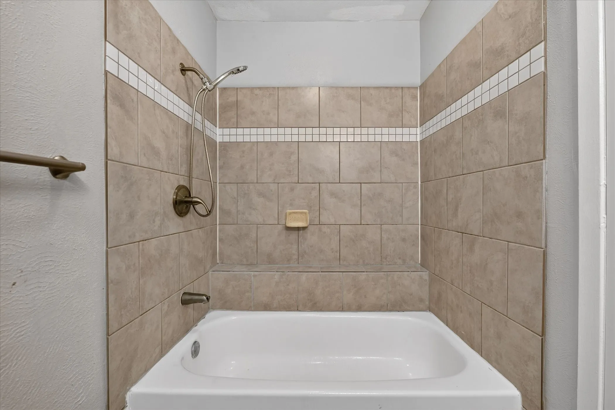 Single Family Residence For Rent in Tarrant County , 7012 Lincolnshire Lane, North Richland Hills, Texas 76182, 3 Bedroom, 2 Bathroom, 1 Garage spaces, 1,268 Sqft, built in 1978, mls#21399272, Real Estate Agent in North Richland Hills, Homes For Rent in Tarrant county, Homes For Rent in North Richland Hills, Realtor in North Richland Hills Texas, Real Estate Brokerage Independent Realty Texas, Luminita Cordes Realtor