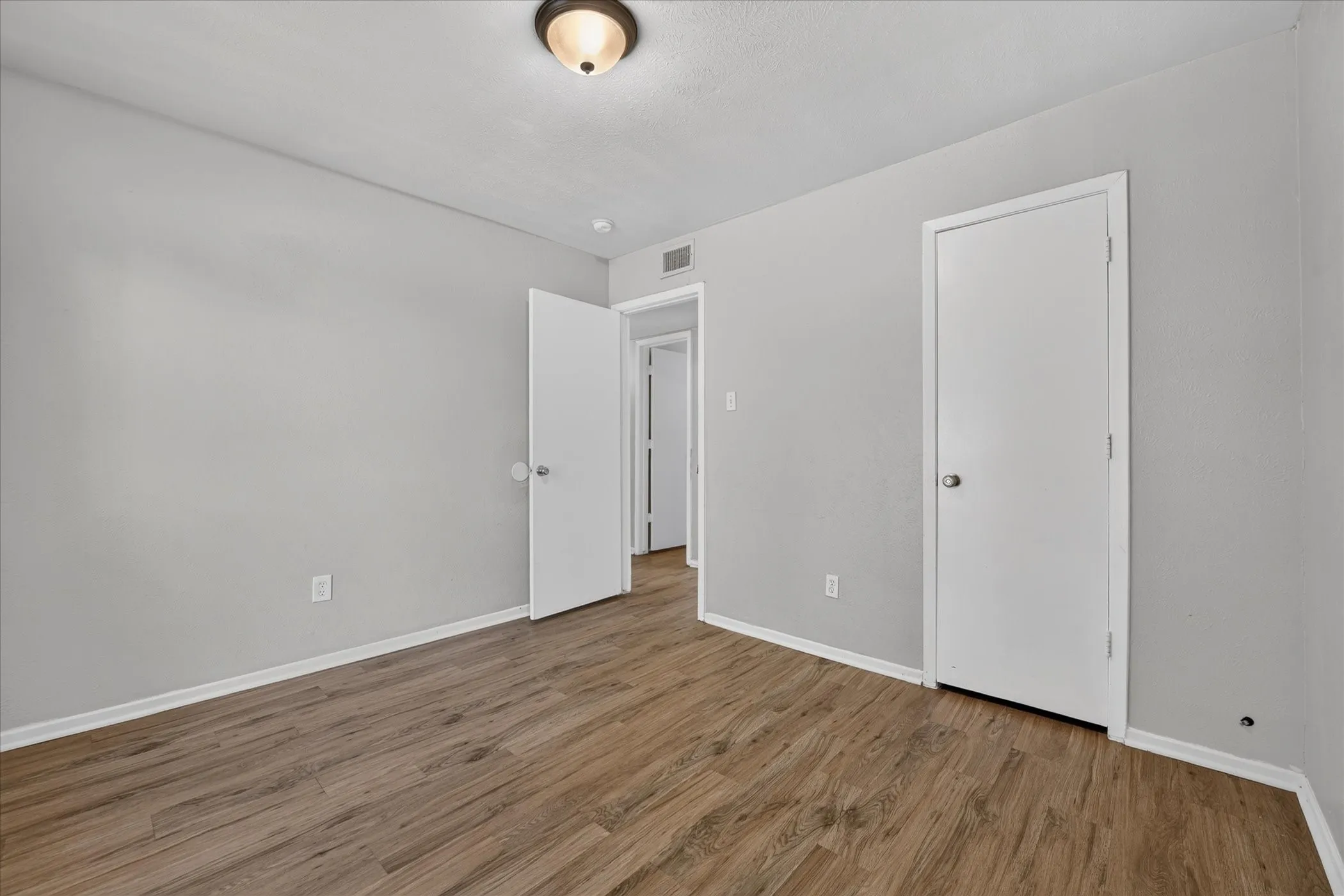 Single Family Residence For Rent in Tarrant County , 7012 Lincolnshire Lane, North Richland Hills, Texas 76182, 3 Bedroom, 2 Bathroom, 1 Garage spaces, 1,268 Sqft, built in 1978, mls#21399272, Real Estate Agent in North Richland Hills, Homes For Rent in Tarrant county, Homes For Rent in North Richland Hills, Realtor in North Richland Hills Texas, Real Estate Brokerage Independent Realty Texas, Luminita Cordes Realtor