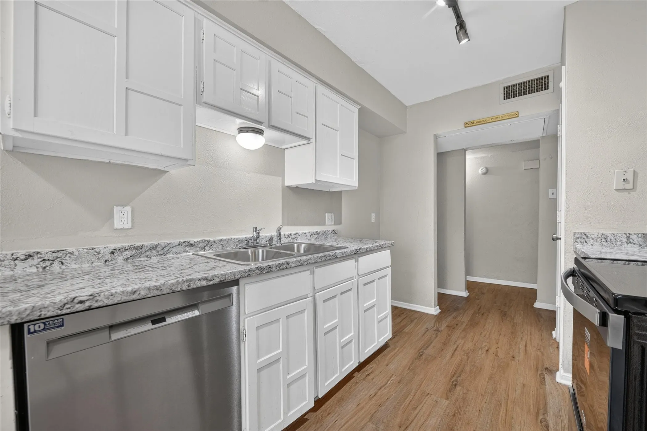 Single Family Residence For Rent in Tarrant County , 7012 Lincolnshire Lane, North Richland Hills, Texas 76182, 3 Bedroom, 2 Bathroom, 1 Garage spaces, 1,268 Sqft, built in 1978, mls#21399272, Real Estate Agent in North Richland Hills, Homes For Rent in Tarrant county, Homes For Rent in North Richland Hills, Realtor in North Richland Hills Texas, Real Estate Brokerage Independent Realty Texas, Luminita Cordes Realtor