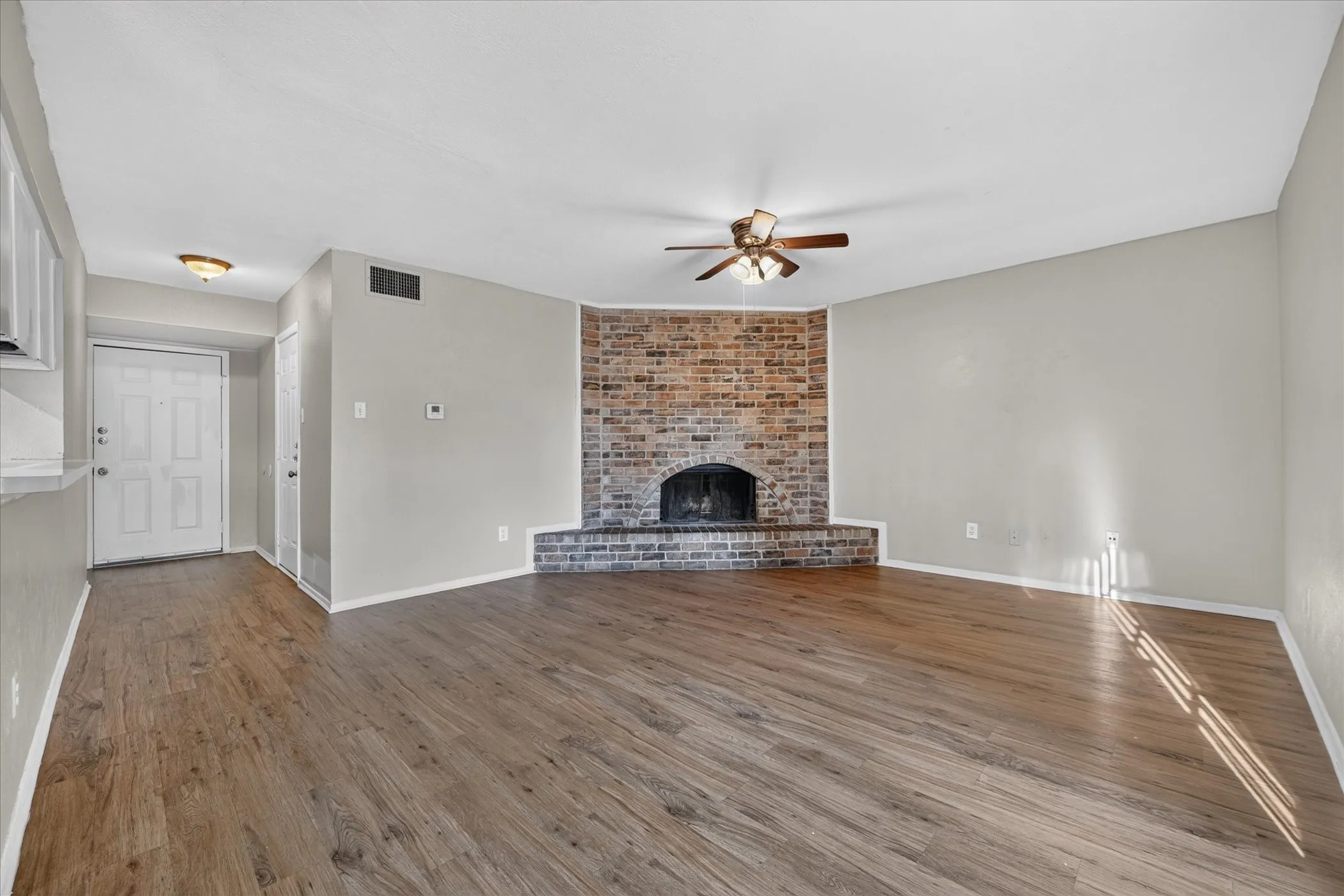 Single Family Residence For Rent in Tarrant County , 7012 Lincolnshire Lane, North Richland Hills, Texas 76182, 3 Bedroom, 2 Bathroom, 1 Garage spaces, 1,268 Sqft, built in 1978, mls#21399272, Real Estate Agent in North Richland Hills, Homes For Rent in Tarrant county, Homes For Rent in North Richland Hills, Realtor in North Richland Hills Texas, Real Estate Brokerage Independent Realty Texas, Luminita Cordes Realtor