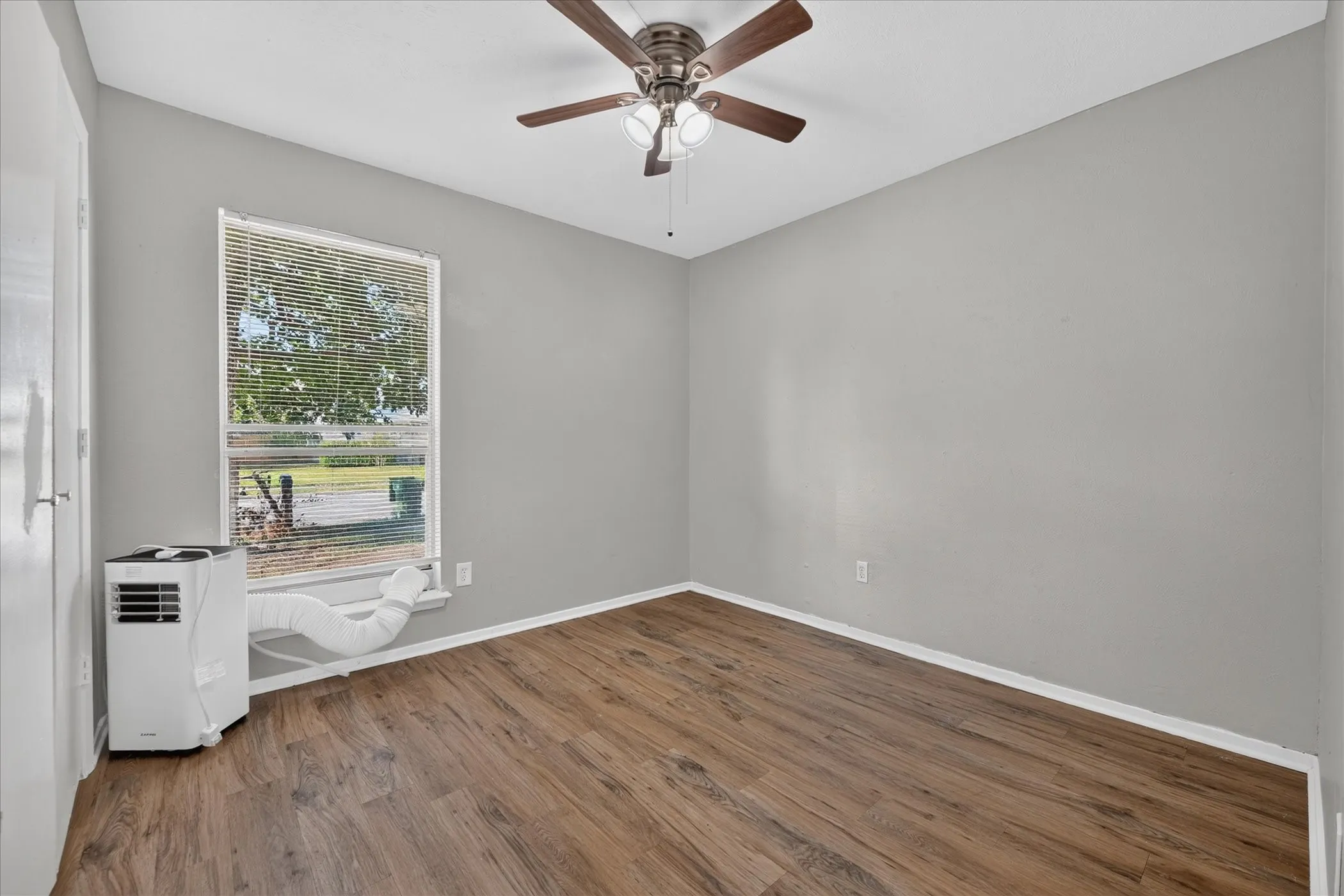 Single Family Residence For Rent in Tarrant County , 7012 Lincolnshire Lane, North Richland Hills, Texas 76182, 3 Bedroom, 2 Bathroom, 1 Garage spaces, 1,268 Sqft, built in 1978, mls#21399272, Real Estate Agent in North Richland Hills, Homes For Rent in Tarrant county, Homes For Rent in North Richland Hills, Realtor in North Richland Hills Texas, Real Estate Brokerage Independent Realty Texas, Luminita Cordes Realtor