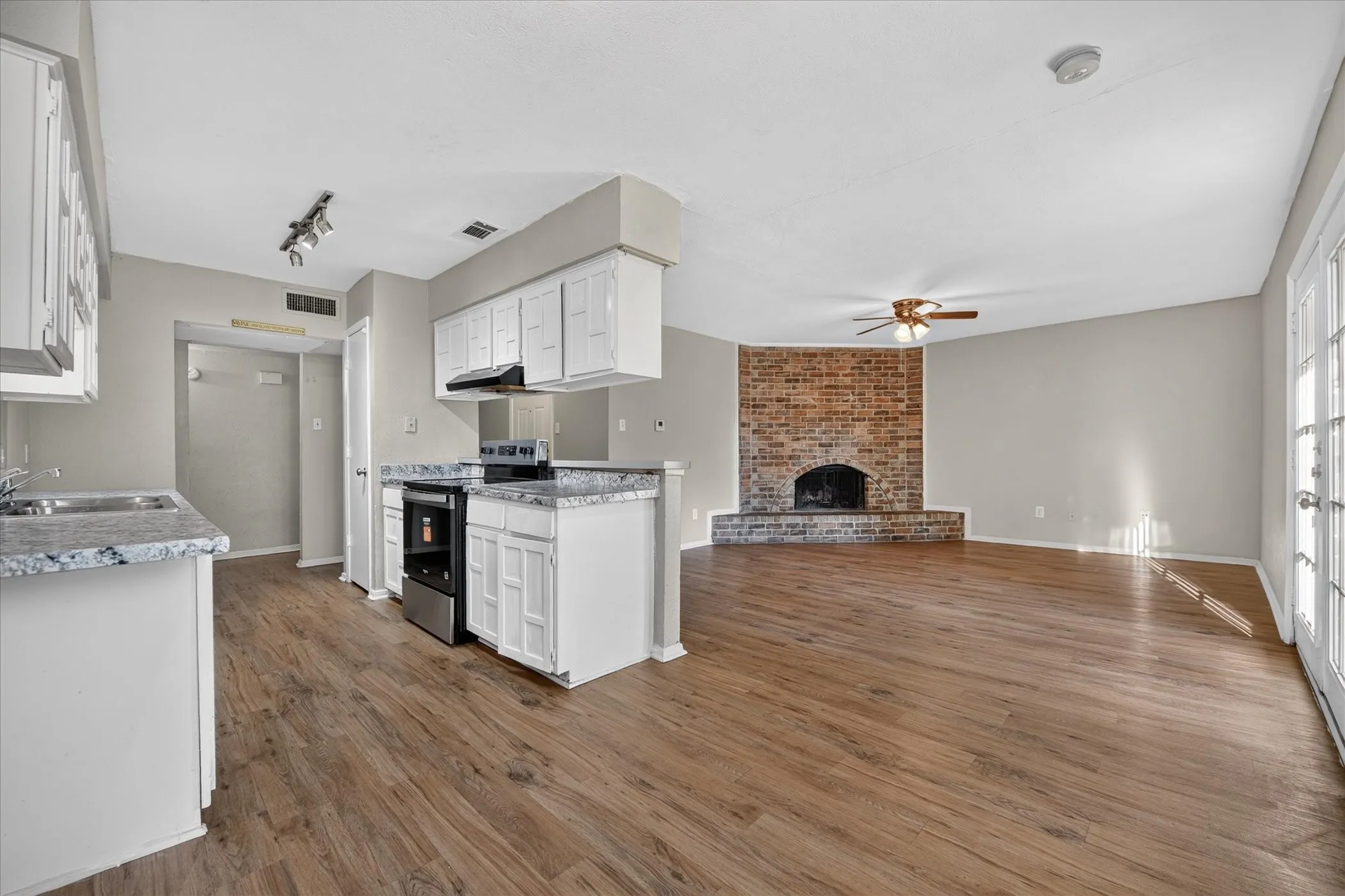 Single Family Residence For Rent in Tarrant County , 7012 Lincolnshire Lane, North Richland Hills, Texas 76182, 3 Bedroom, 2 Bathroom, 1 Garage spaces, 1,268 Sqft, built in 1978, mls#21399272, Real Estate Agent in North Richland Hills, Homes For Rent in Tarrant county, Homes For Rent in North Richland Hills, Realtor in North Richland Hills Texas, Real Estate Brokerage Independent Realty Texas, Luminita Cordes Realtor