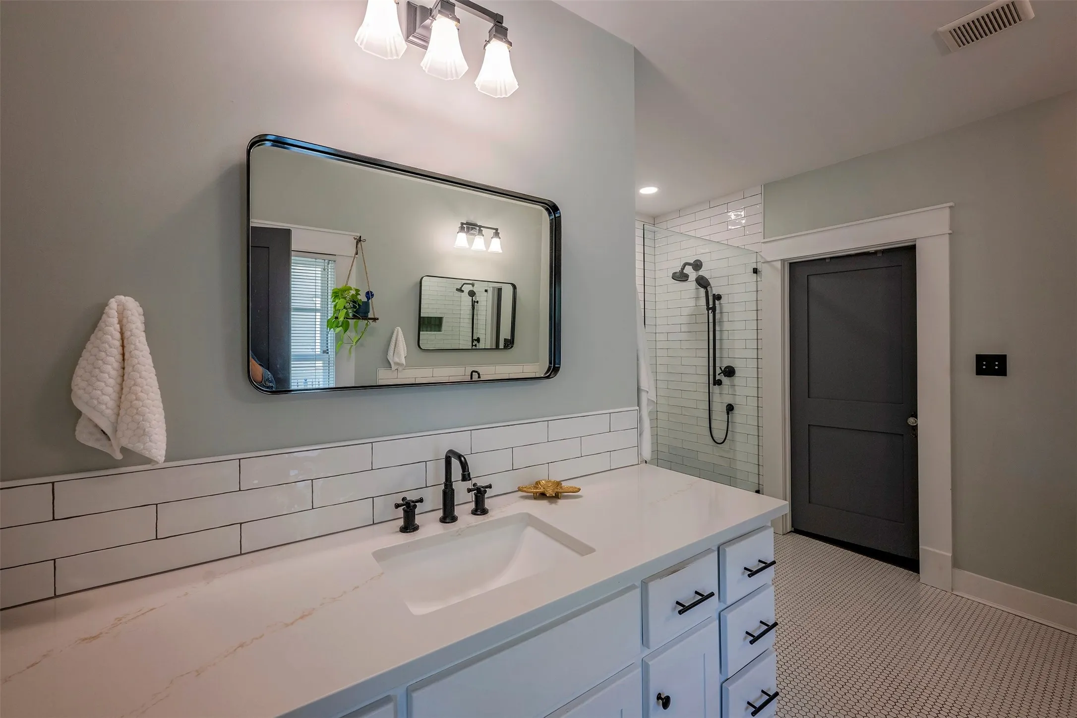 Single Family Residence For Sale in Tarrant County , 1604 S Adams Street, Fort Worth, Texas 76104, 3 Bedroom, 3 Bathroom, Garage spaces, 1,903 Sqft, built in 1911, mls#21398182, Real Estate Agent in Fort Worth, Homes For Sale in Tarrant county, Homes For Sale in Fort Worth, Realtor in Fort Worth Texas, Real Estate Brokerage Independent Realty Texas, Luminita Cordes Realtor