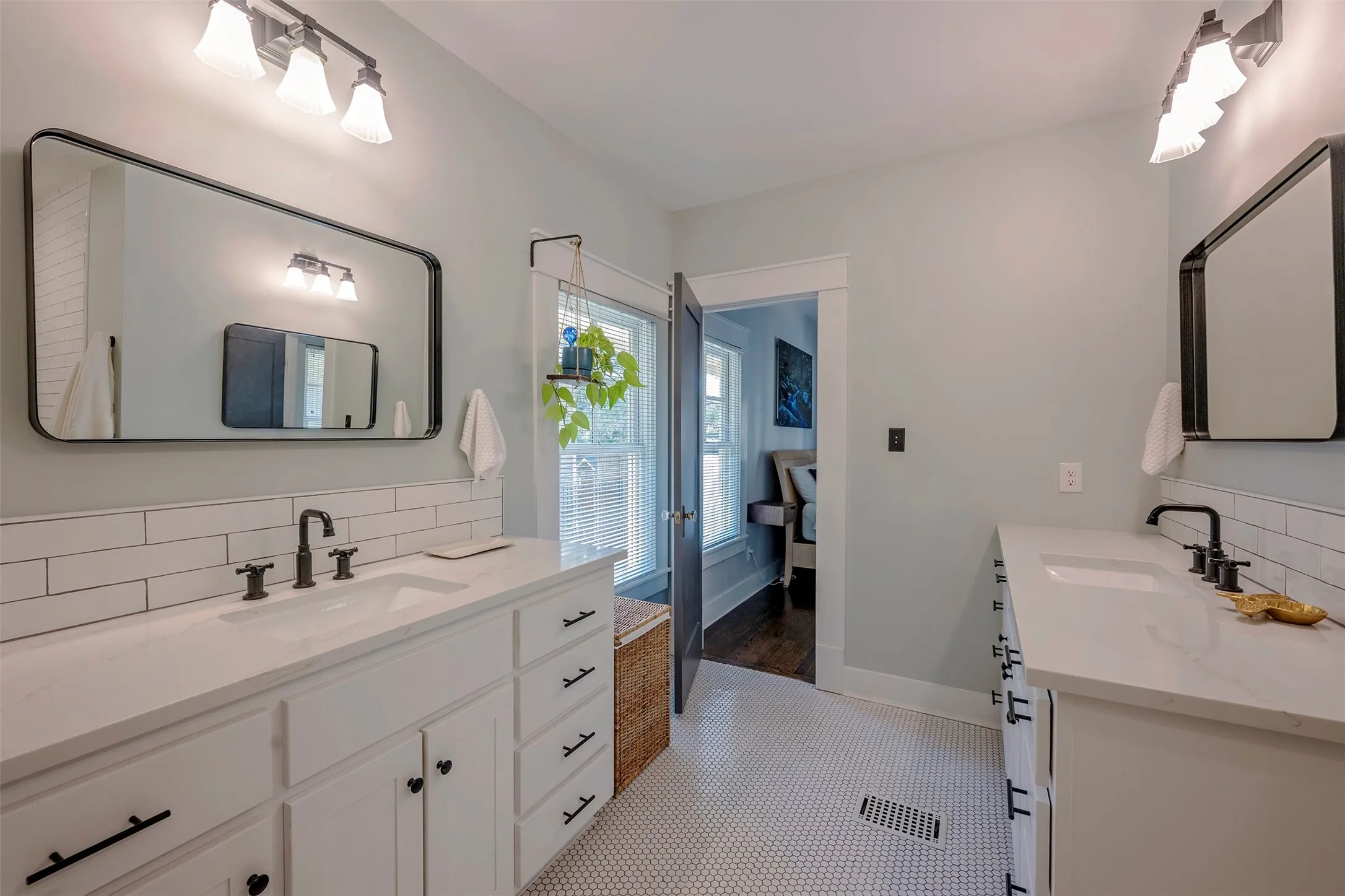 Single Family Residence For Sale in Tarrant County , 1604 S Adams Street, Fort Worth, Texas 76104, 3 Bedroom, 3 Bathroom, Garage spaces, 1,903 Sqft, built in 1911, mls#21398182, Real Estate Agent in Fort Worth, Homes For Sale in Tarrant county, Homes For Sale in Fort Worth, Realtor in Fort Worth Texas, Real Estate Brokerage Independent Realty Texas, Luminita Cordes Realtor