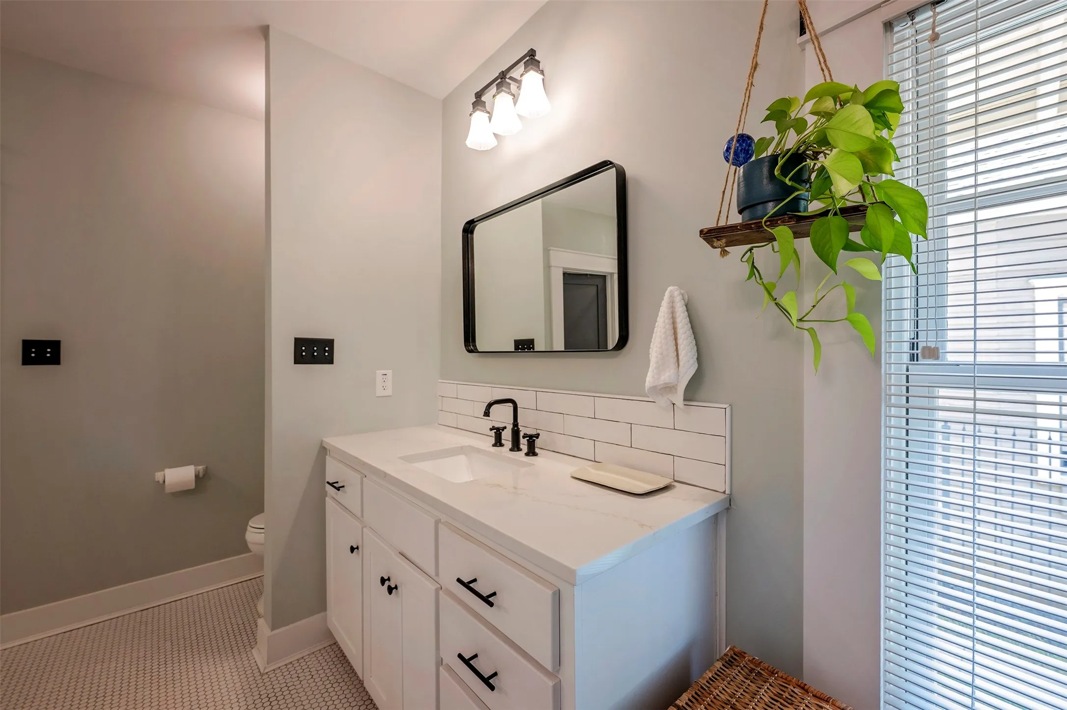 Single Family Residence For Sale in Tarrant County , 1604 S Adams Street, Fort Worth, Texas 76104, 3 Bedroom, 3 Bathroom, Garage spaces, 1,903 Sqft, built in 1911, mls#21398182, Real Estate Agent in Fort Worth, Homes For Sale in Tarrant county, Homes For Sale in Fort Worth, Realtor in Fort Worth Texas, Real Estate Brokerage Independent Realty Texas, Luminita Cordes Realtor