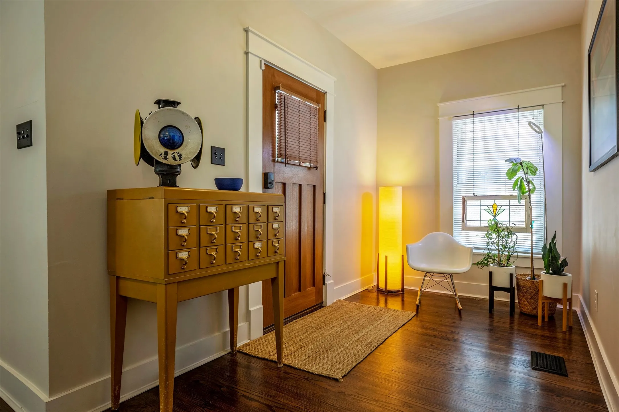 Single Family Residence For Sale in Tarrant County , 1604 S Adams Street, Fort Worth, Texas 76104, 3 Bedroom, 3 Bathroom, Garage spaces, 1,903 Sqft, built in 1911, mls#21398182, Real Estate Agent in Fort Worth, Homes For Sale in Tarrant county, Homes For Sale in Fort Worth, Realtor in Fort Worth Texas, Real Estate Brokerage Independent Realty Texas, Luminita Cordes Realtor