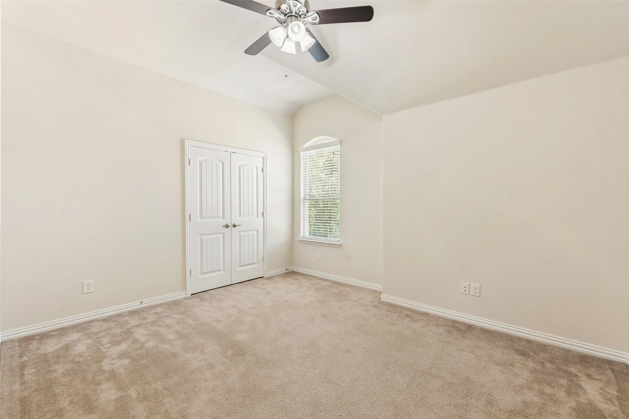 Single Family Residence For Rent in Denton County , 1374 Sandhurst Drive, Roanoke, Texas 76262, 4 Bedroom, 3 Bathroom, 2 Garage spaces, 3,073 Sqft, built in 2014, mls#21399132, Real Estate Agent in Roanoke, Homes For Rent in Denton county, Homes For Rent in Roanoke, Realtor in Roanoke Texas, Real Estate Brokerage Independent Realty Texas, Luminita Cordes Realtor