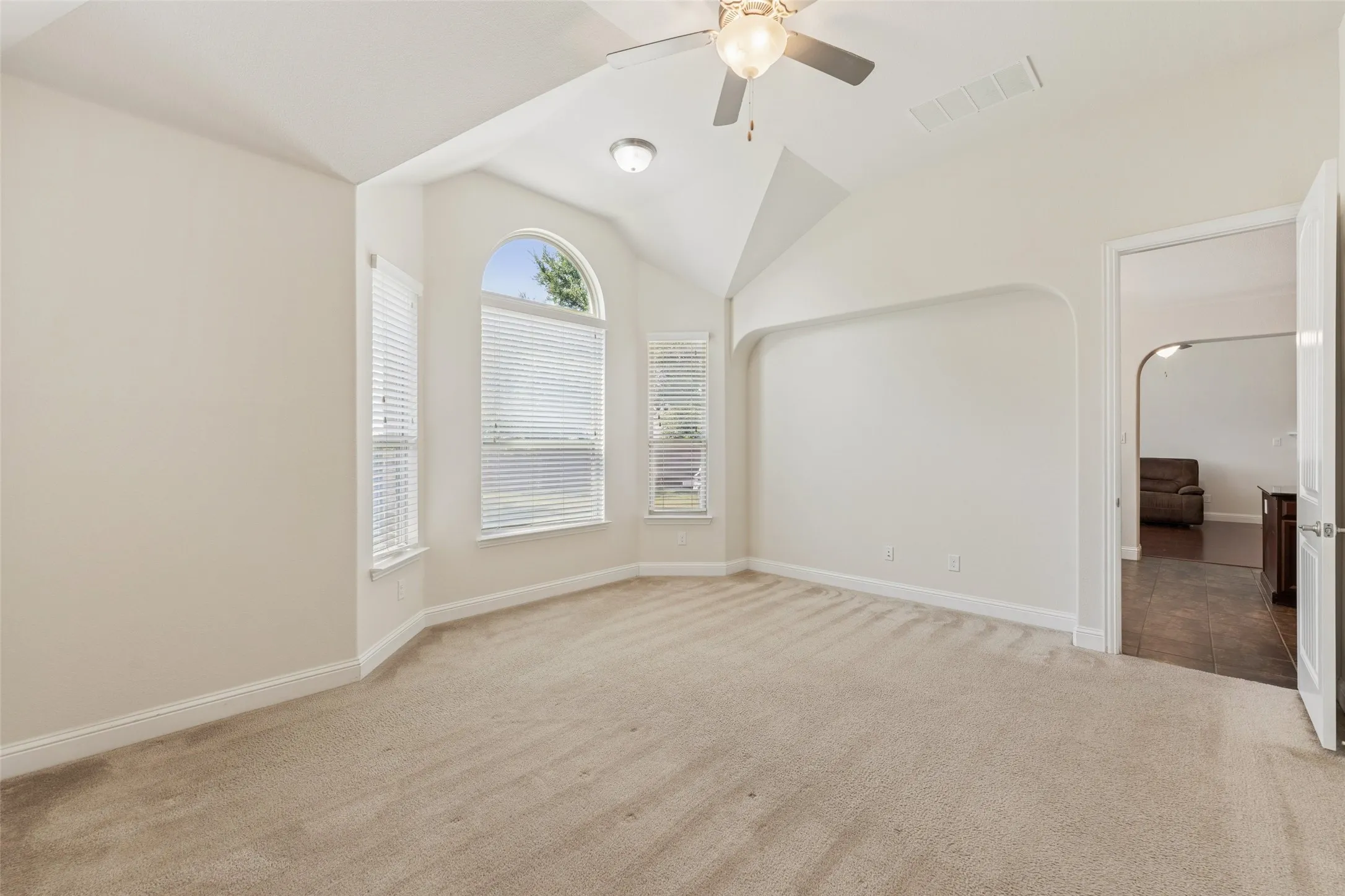 Single Family Residence For Rent in Denton County , 1374 Sandhurst Drive, Roanoke, Texas 76262, 4 Bedroom, 3 Bathroom, 2 Garage spaces, 3,073 Sqft, built in 2014, mls#21399132, Real Estate Agent in Roanoke, Homes For Rent in Denton county, Homes For Rent in Roanoke, Realtor in Roanoke Texas, Real Estate Brokerage Independent Realty Texas, Luminita Cordes Realtor