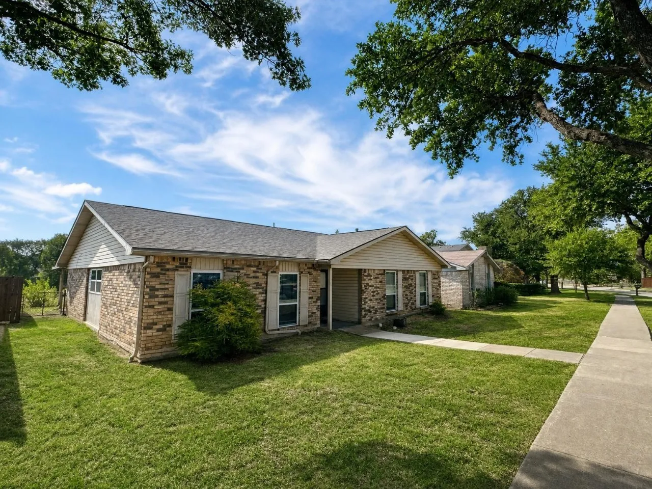 Single Family Residence For Rent in Denton County , 2930 Furneaux Lane, Carrollton, Texas 75007, 3 Bedroom, 3 Bathroom, 2 Garage spaces, 2,111 Sqft, built in 1978, mls#21399262, Real Estate Agent in Carrollton, Homes For Rent in Denton county, Homes For Rent in Carrollton, Realtor in Carrollton Texas, Real Estate Brokerage Independent Realty Texas, Luminita Cordes Realtor