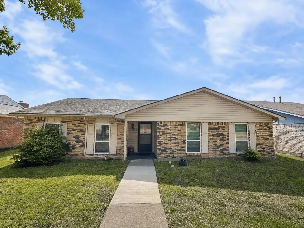 Single Family Residence For Rent in Denton County , 2930 Furneaux Lane, Carrollton, Texas 75007, 3 Bedroom, 3 Bathroom, 2 Garage spaces, 2,111 Sqft, built in 1978, mls#21399262, Real Estate Agent in Carrollton, Homes For Rent in Denton county, Homes For Rent in Carrollton, Realtor in Carrollton Texas, Real Estate Brokerage Independent Realty Texas, Luminita Cordes Realtor
