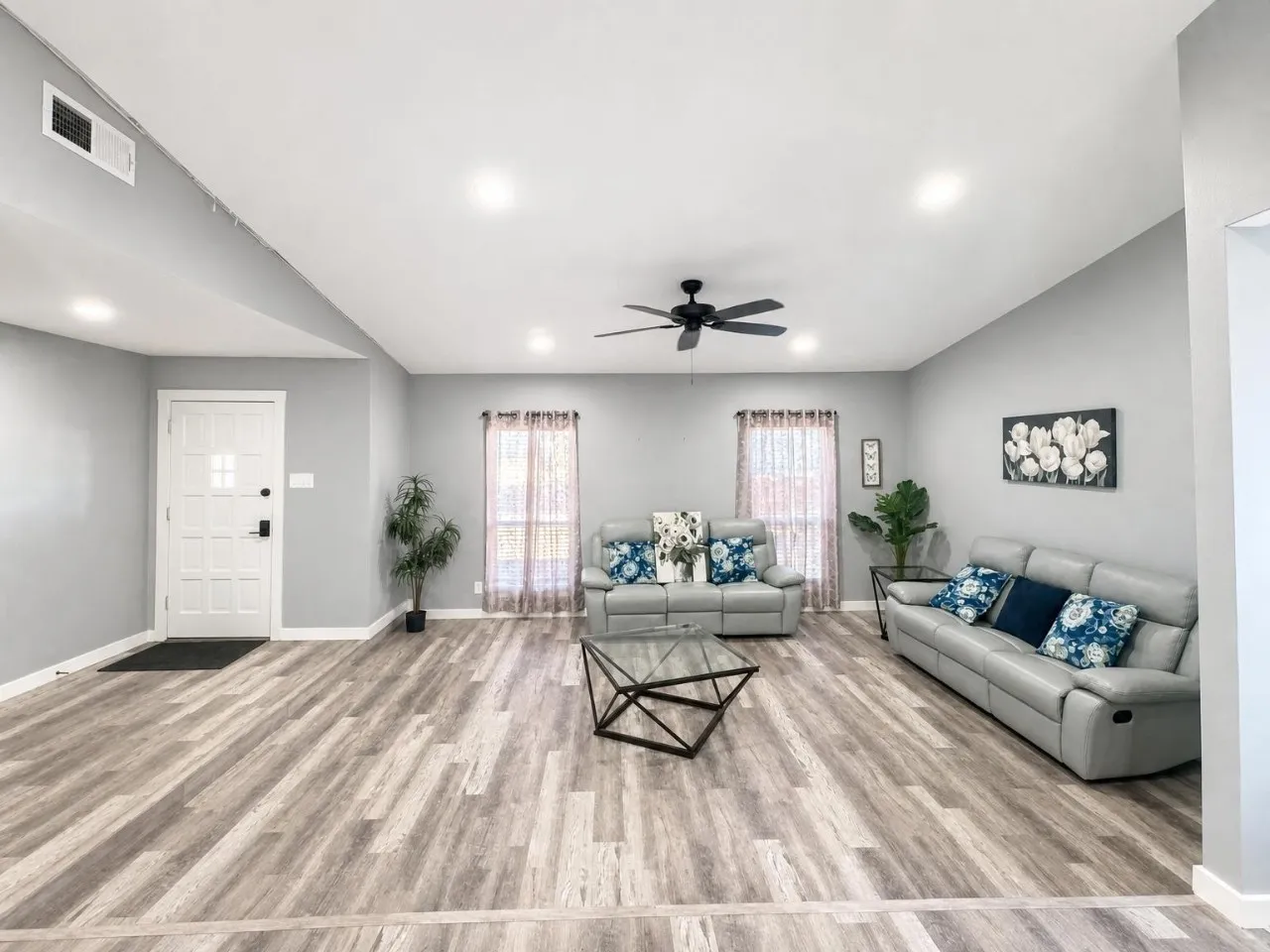 Single Family Residence For Rent in Denton County , 2930 Furneaux Lane, Carrollton, Texas 75007, 3 Bedroom, 3 Bathroom, 2 Garage spaces, 2,111 Sqft, built in 1978, mls#21399262, Real Estate Agent in Carrollton, Homes For Rent in Denton county, Homes For Rent in Carrollton, Realtor in Carrollton Texas, Real Estate Brokerage Independent Realty Texas, Luminita Cordes Realtor