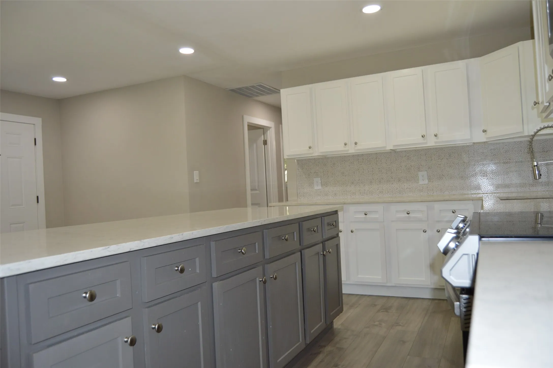 Single Family Residence For Rent in Hunt County , 501 E 2nd Street, Quinlan, Texas 75474, 3 Bedroom, 2 Bathroom, Garage spaces, 1,464 Sqft, built in 1977, mls#21399279, Real Estate Agent in Quinlan, Homes For Rent in Hunt county, Homes For Rent in Quinlan, Realtor in Quinlan Texas, Real Estate Brokerage Independent Realty Texas, Luminita Cordes Realtor