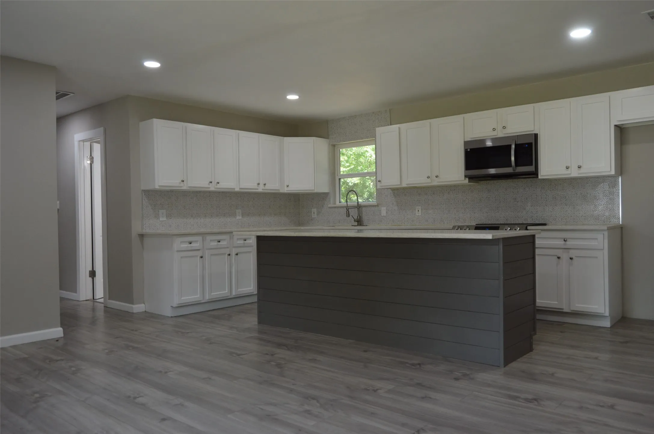 Single Family Residence For Rent in Hunt County , 501 E 2nd Street, Quinlan, Texas 75474, 3 Bedroom, 2 Bathroom, Garage spaces, 1,464 Sqft, built in 1977, mls#21399279, Real Estate Agent in Quinlan, Homes For Rent in Hunt county, Homes For Rent in Quinlan, Realtor in Quinlan Texas, Real Estate Brokerage Independent Realty Texas, Luminita Cordes Realtor