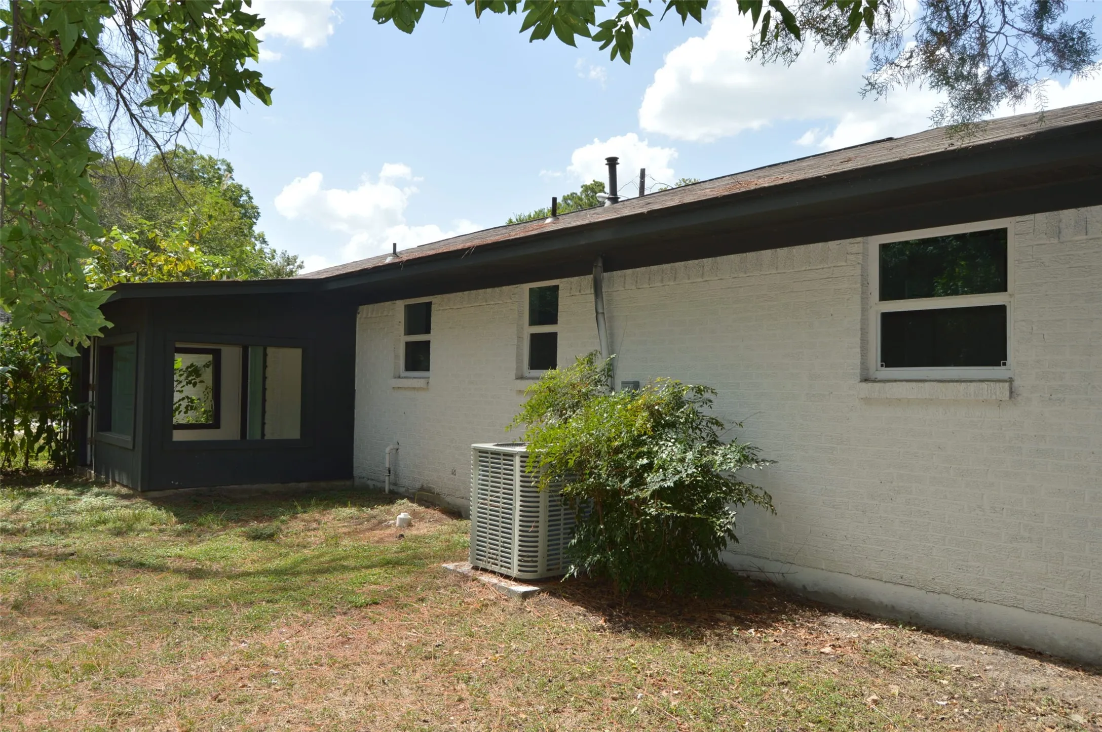 Single Family Residence For Rent in Hunt County , 501 E 2nd Street, Quinlan, Texas 75474, 3 Bedroom, 2 Bathroom, Garage spaces, 1,464 Sqft, built in 1977, mls#21399279, Real Estate Agent in Quinlan, Homes For Rent in Hunt county, Homes For Rent in Quinlan, Realtor in Quinlan Texas, Real Estate Brokerage Independent Realty Texas, Luminita Cordes Realtor