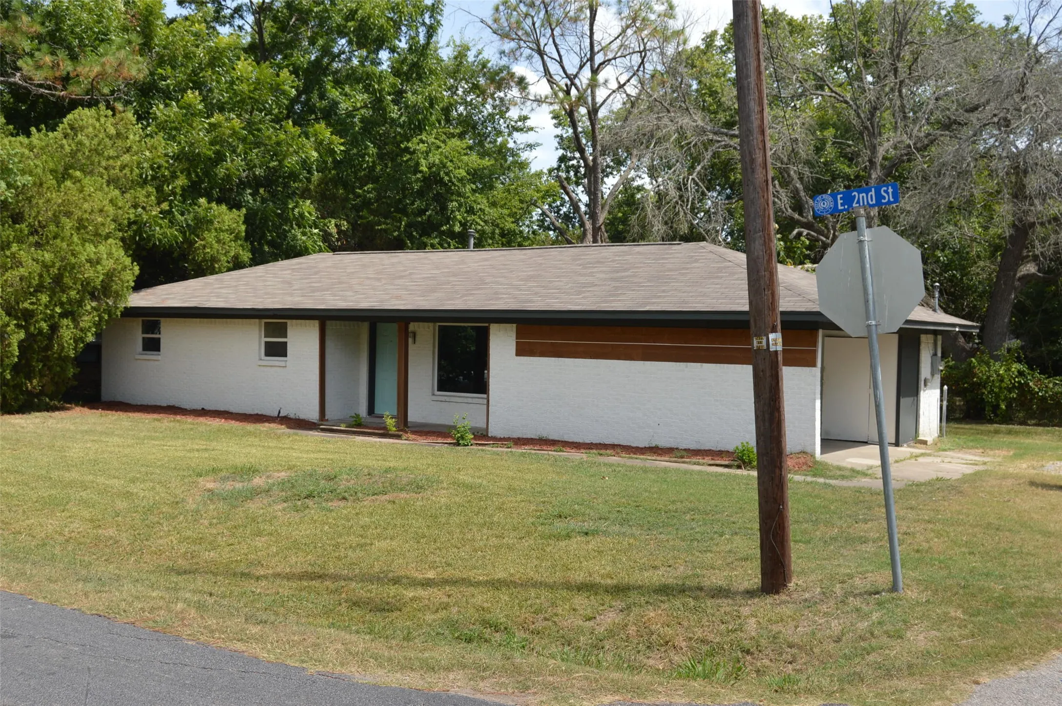 Single Family Residence For Rent in Hunt County , 501 E 2nd Street, Quinlan, Texas 75474, 3 Bedroom, 2 Bathroom, Garage spaces, 1,464 Sqft, built in 1977, mls#21399279, Real Estate Agent in Quinlan, Homes For Rent in Hunt county, Homes For Rent in Quinlan, Realtor in Quinlan Texas, Real Estate Brokerage Independent Realty Texas, Luminita Cordes Realtor