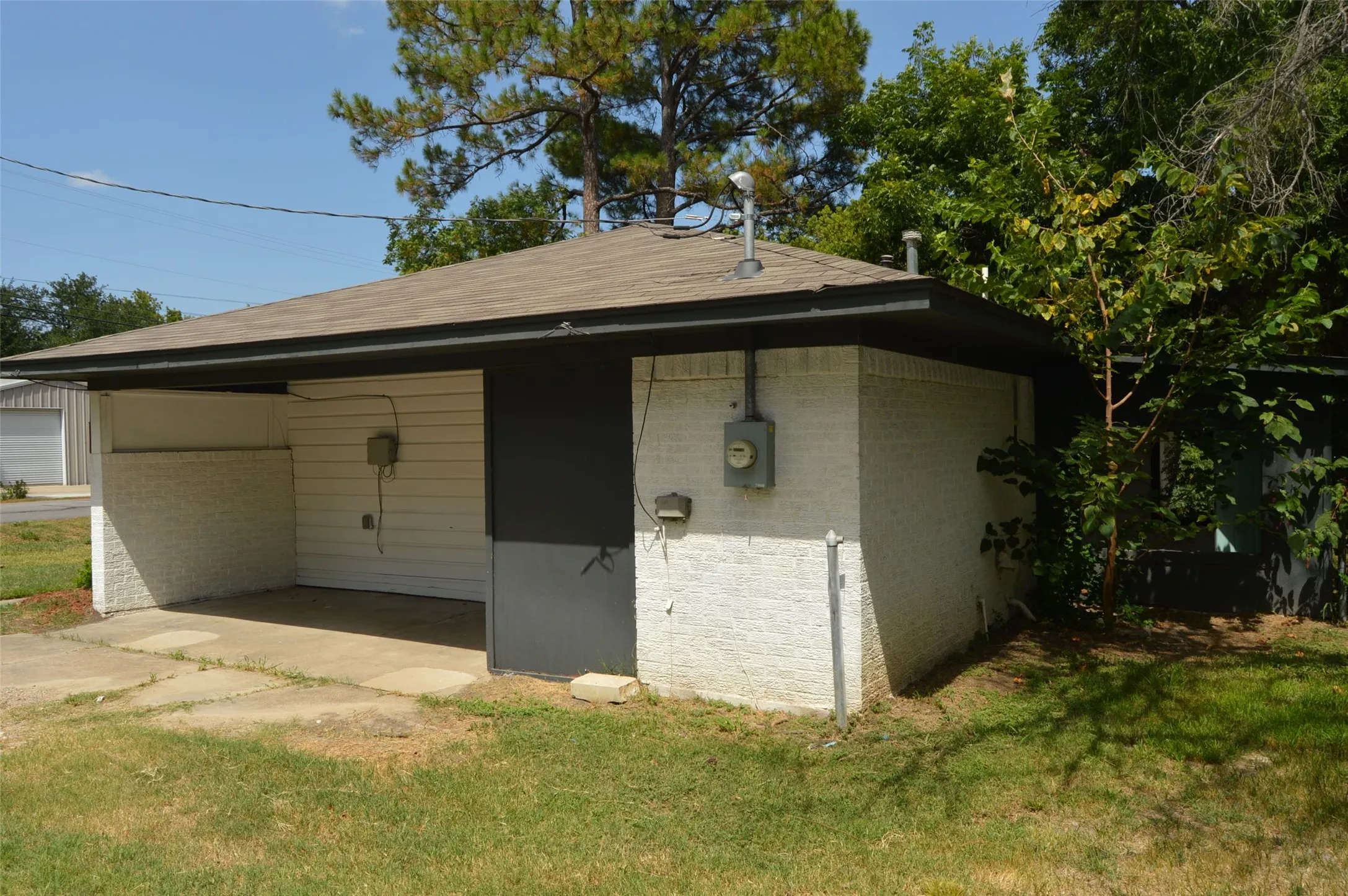 Single Family Residence For Rent in Hunt County , 501 E 2nd Street, Quinlan, Texas 75474, 3 Bedroom, 2 Bathroom, Garage spaces, 1,464 Sqft, built in 1977, mls#21399279, Real Estate Agent in Quinlan, Homes For Rent in Hunt county, Homes For Rent in Quinlan, Realtor in Quinlan Texas, Real Estate Brokerage Independent Realty Texas, Luminita Cordes Realtor