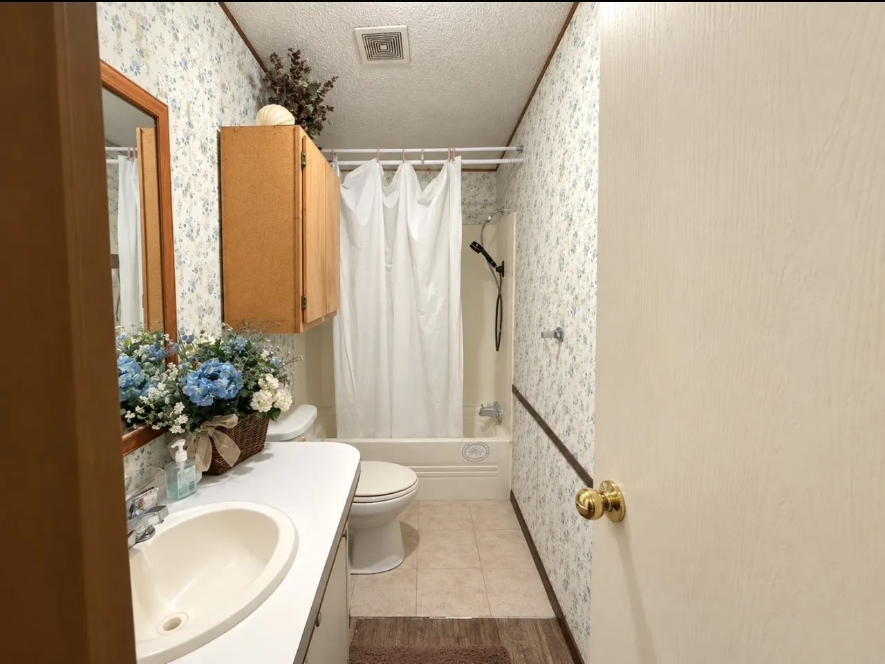 Manufactured Home For Sale in Johnson County , 3921 Applewood Court, Alvarado, Texas 76009, 3 Bedroom, 2 Bathroom, Garage spaces, 1,680 Sqft, built in 1996, mls#21399029, Real Estate Agent in Alvarado, Homes For Sale in Johnson county, Homes For Sale in Alvarado, Realtor in Alvarado Texas, Real Estate Brokerage Independent Realty Texas, Luminita Cordes Realtor