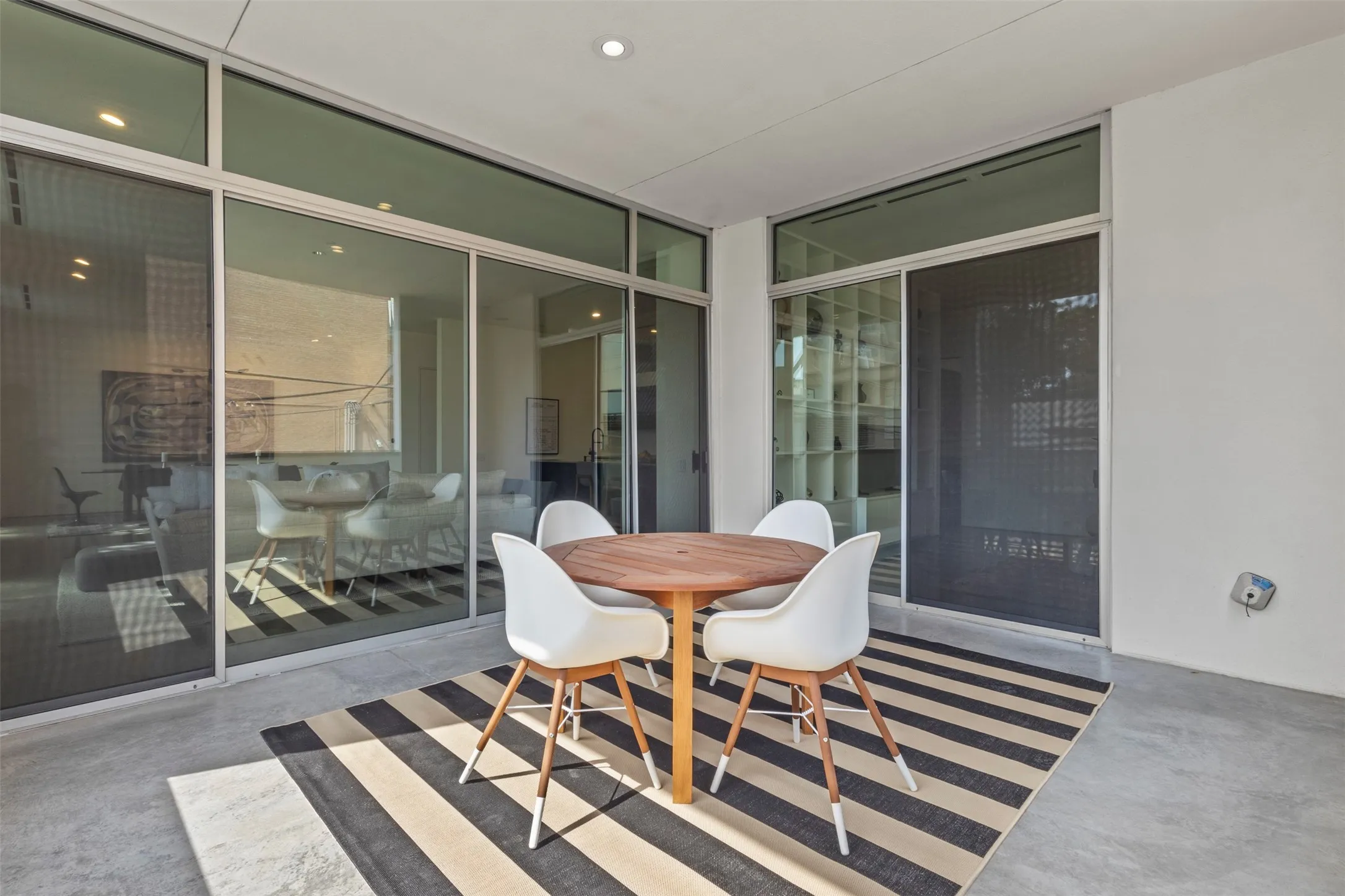 Condominium For Rent in Dallas County , 3740 Holland Avenue 2A, Dallas, Texas 75219, 2 Bedroom, 3 Bathroom, 2 Garage spaces, 2,560 Sqft, built in 2003, mls#21399218, Real Estate Agent in Dallas, Homes For Rent in Dallas county, Homes For Rent in Dallas, Realtor in Dallas Texas, Real Estate Brokerage Independent Realty Texas, Luminita Cordes Realtor