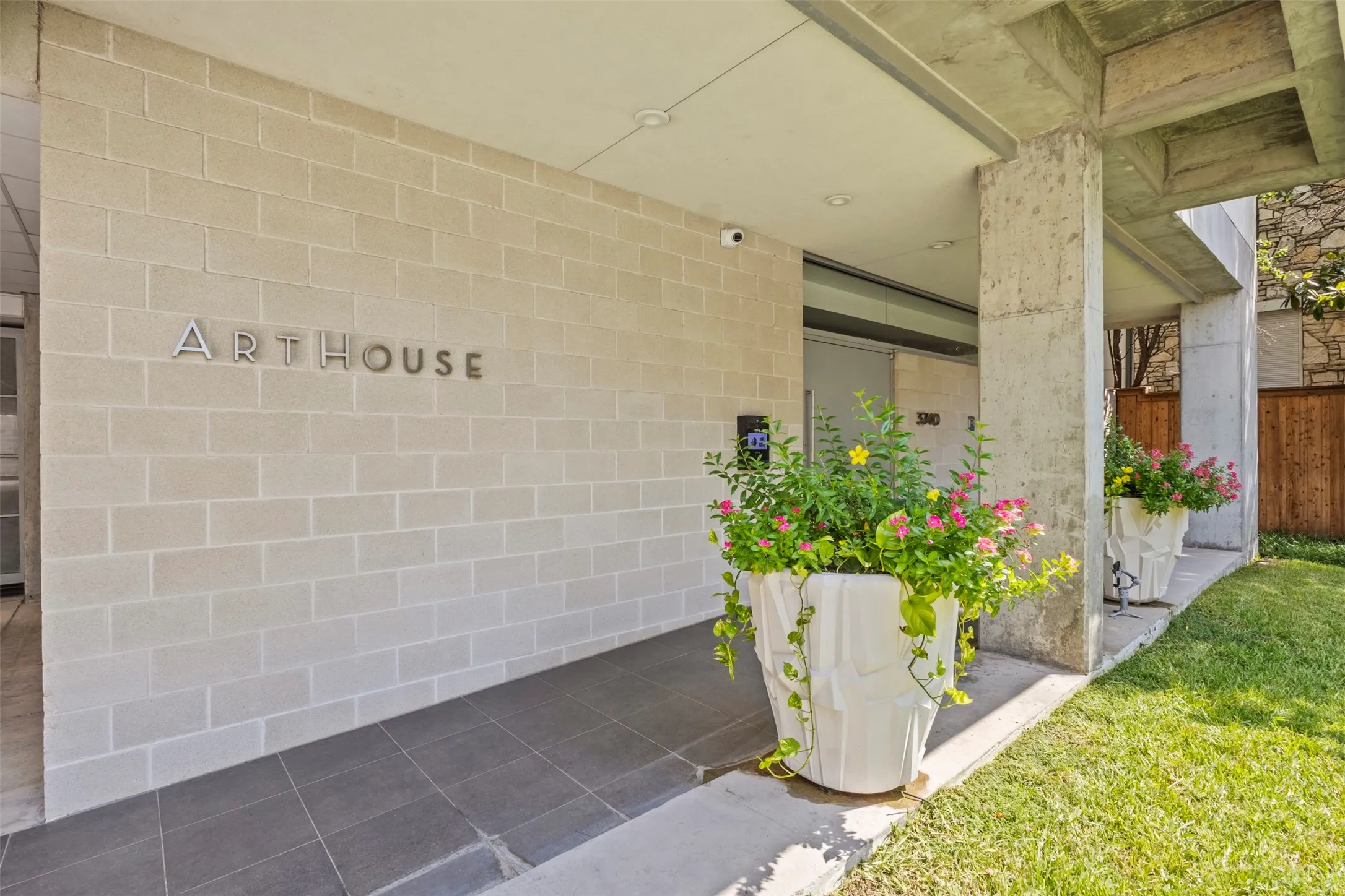 Condominium For Rent in Dallas County , 3740 Holland Avenue 2A, Dallas, Texas 75219, 2 Bedroom, 3 Bathroom, 2 Garage spaces, 2,560 Sqft, built in 2003, mls#21399218, Real Estate Agent in Dallas, Homes For Rent in Dallas county, Homes For Rent in Dallas, Realtor in Dallas Texas, Real Estate Brokerage Independent Realty Texas, Luminita Cordes Realtor