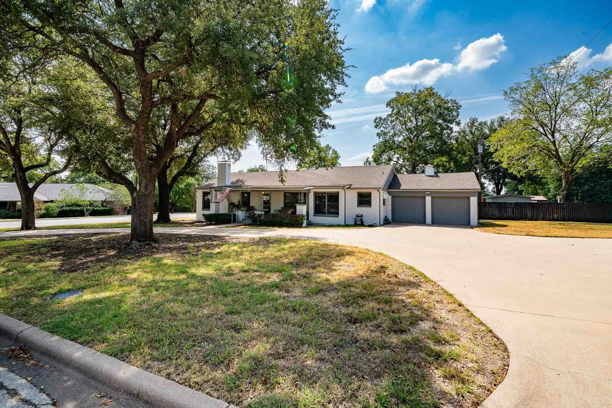 Single Family Residence For Sale in Shackelford County , 457 Breckenridge Street, Albany, Texas 76430, 3 Bedroom, 2 Bathroom, 2 Garage spaces, 1,936 Sqft, built in 1948, mls#21398948, Real Estate Agent in Albany, Homes For Sale in Shackelford county, Homes For Sale in Albany, Realtor in Albany Texas, Real Estate Brokerage Independent Realty Texas, Luminita Cordes Realtor