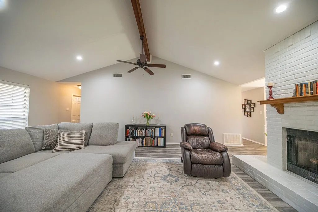 Single Family Residence For Sale in Hopkins County , 328 Hollie Circle, Sulphur Springs, Texas 75482, 3 Bedroom, 2 Bathroom, 2 Garage spaces, 2,157 Sqft, built in 1986, mls#21398936, Real Estate Agent in Sulphur Springs, Homes For Sale in Hopkins county, Homes For Sale in Sulphur Springs, Realtor in Sulphur Springs Texas, Real Estate Brokerage Independent Realty Texas, Luminita Cordes Realtor