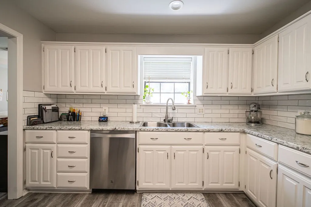 Single Family Residence For Sale in Hopkins County , 328 Hollie Circle, Sulphur Springs, Texas 75482, 3 Bedroom, 2 Bathroom, 2 Garage spaces, 2,157 Sqft, built in 1986, mls#21398936, Real Estate Agent in Sulphur Springs, Homes For Sale in Hopkins county, Homes For Sale in Sulphur Springs, Realtor in Sulphur Springs Texas, Real Estate Brokerage Independent Realty Texas, Luminita Cordes Realtor