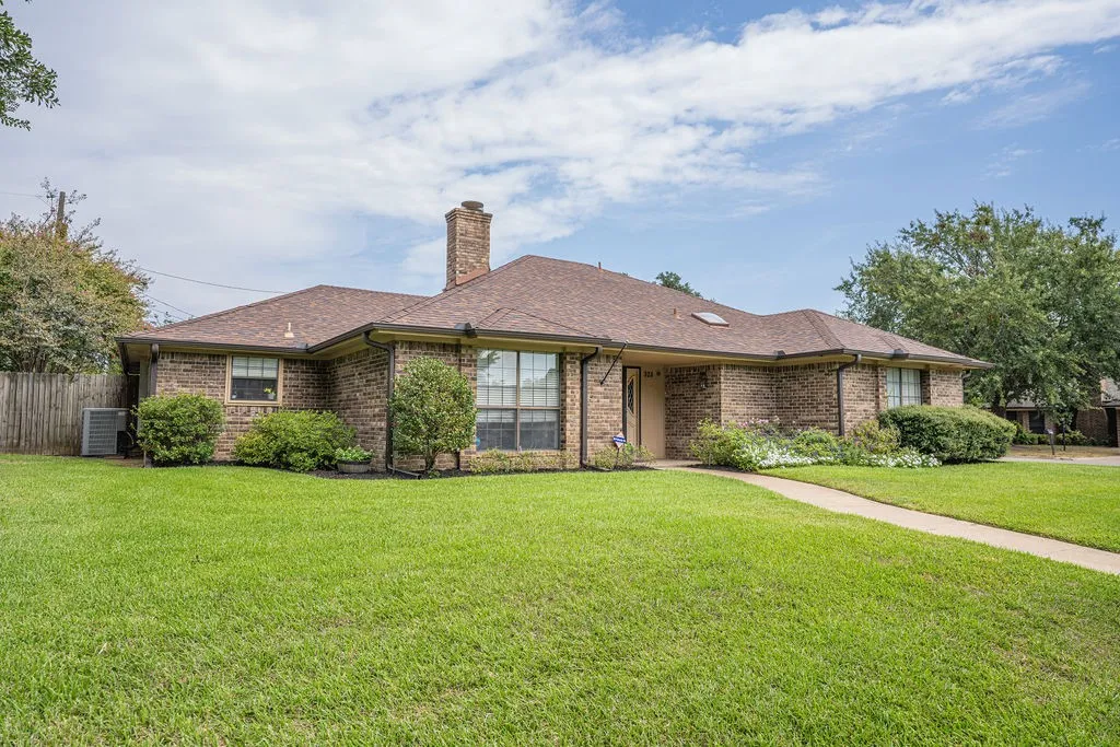 Single Family Residence For Sale in Hopkins County , 328 Hollie Circle, Sulphur Springs, Texas 75482, 3 Bedroom, 2 Bathroom, 2 Garage spaces, 2,157 Sqft, built in 1986, mls#21398936, Real Estate Agent in Sulphur Springs, Homes For Sale in Hopkins county, Homes For Sale in Sulphur Springs, Realtor in Sulphur Springs Texas, Real Estate Brokerage Independent Realty Texas, Luminita Cordes Realtor