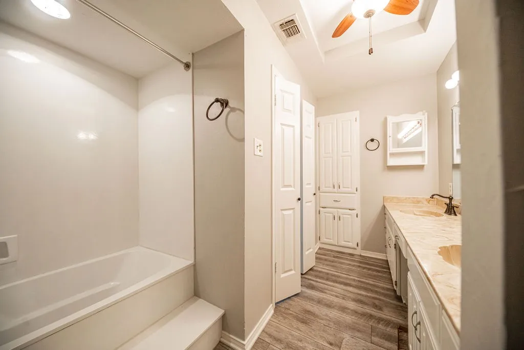 Single Family Residence For Sale in Hopkins County , 328 Hollie Circle, Sulphur Springs, Texas 75482, 3 Bedroom, 2 Bathroom, 2 Garage spaces, 2,157 Sqft, built in 1986, mls#21398936, Real Estate Agent in Sulphur Springs, Homes For Sale in Hopkins county, Homes For Sale in Sulphur Springs, Realtor in Sulphur Springs Texas, Real Estate Brokerage Independent Realty Texas, Luminita Cordes Realtor
