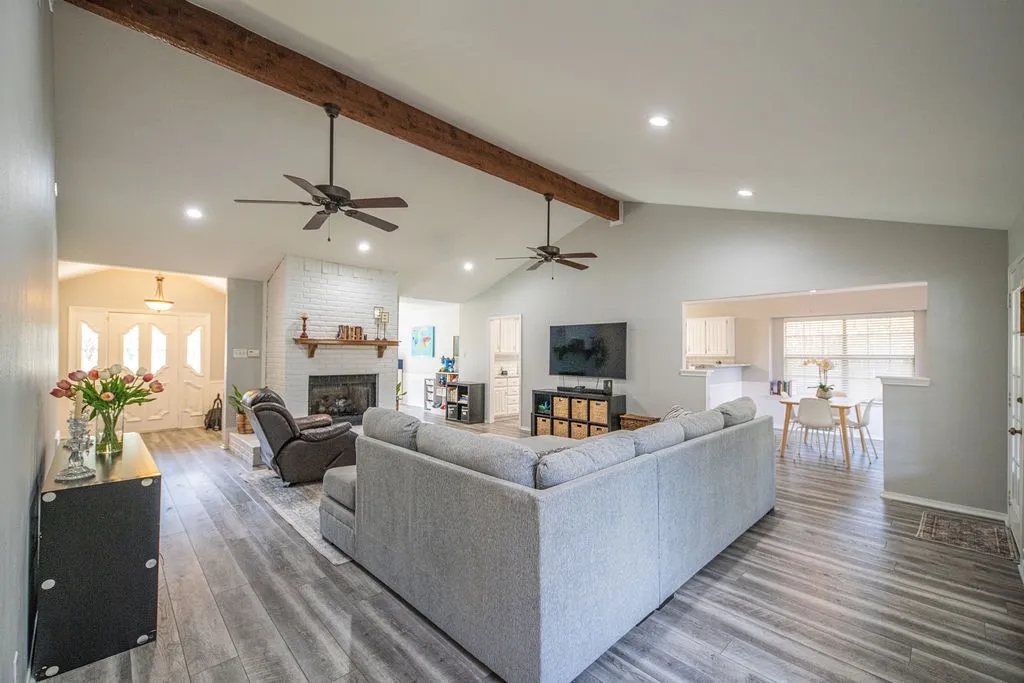 Single Family Residence For Sale in Hopkins County , 328 Hollie Circle, Sulphur Springs, Texas 75482, 3 Bedroom, 2 Bathroom, 2 Garage spaces, 2,157 Sqft, built in 1986, mls#21398936, Real Estate Agent in Sulphur Springs, Homes For Sale in Hopkins county, Homes For Sale in Sulphur Springs, Realtor in Sulphur Springs Texas, Real Estate Brokerage Independent Realty Texas, Luminita Cordes Realtor