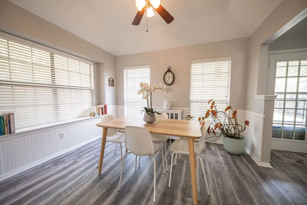 Single Family Residence For Sale in Hopkins County , 328 Hollie Circle, Sulphur Springs, Texas 75482, 3 Bedroom, 2 Bathroom, 2 Garage spaces, 2,157 Sqft, built in 1986, mls#21398936, Real Estate Agent in Sulphur Springs, Homes For Sale in Hopkins county, Homes For Sale in Sulphur Springs, Realtor in Sulphur Springs Texas, Real Estate Brokerage Independent Realty Texas, Luminita Cordes Realtor