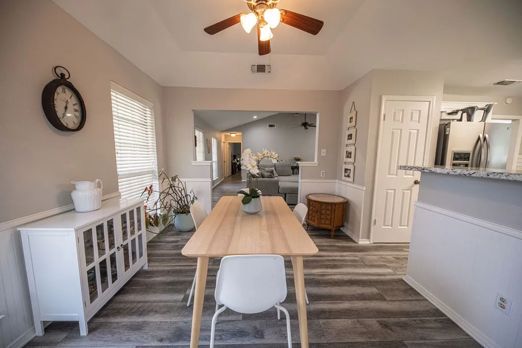 Single Family Residence For Sale in Hopkins County , 328 Hollie Circle, Sulphur Springs, Texas 75482, 3 Bedroom, 2 Bathroom, 2 Garage spaces, 2,157 Sqft, built in 1986, mls#21398936, Real Estate Agent in Sulphur Springs, Homes For Sale in Hopkins county, Homes For Sale in Sulphur Springs, Realtor in Sulphur Springs Texas, Real Estate Brokerage Independent Realty Texas, Luminita Cordes Realtor