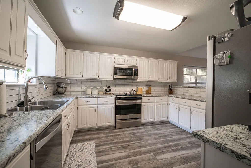 Single Family Residence For Sale in Hopkins County , 328 Hollie Circle, Sulphur Springs, Texas 75482, 3 Bedroom, 2 Bathroom, 2 Garage spaces, 2,157 Sqft, built in 1986, mls#21398936, Real Estate Agent in Sulphur Springs, Homes For Sale in Hopkins county, Homes For Sale in Sulphur Springs, Realtor in Sulphur Springs Texas, Real Estate Brokerage Independent Realty Texas, Luminita Cordes Realtor