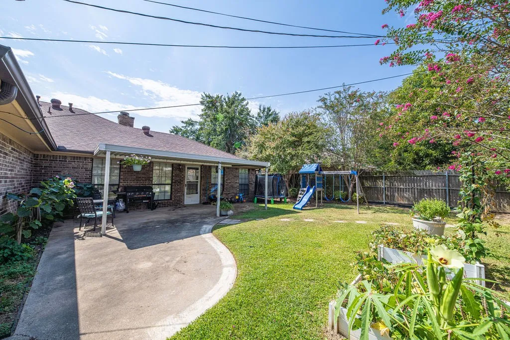Single Family Residence For Sale in Hopkins County , 328 Hollie Circle, Sulphur Springs, Texas 75482, 3 Bedroom, 2 Bathroom, 2 Garage spaces, 2,157 Sqft, built in 1986, mls#21398936, Real Estate Agent in Sulphur Springs, Homes For Sale in Hopkins county, Homes For Sale in Sulphur Springs, Realtor in Sulphur Springs Texas, Real Estate Brokerage Independent Realty Texas, Luminita Cordes Realtor