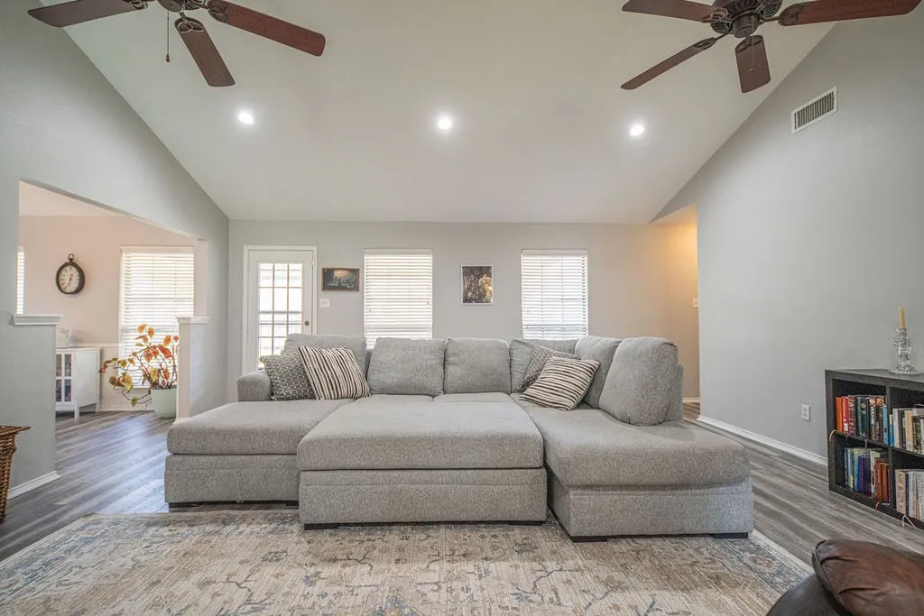Single Family Residence For Sale in Hopkins County , 328 Hollie Circle, Sulphur Springs, Texas 75482, 3 Bedroom, 2 Bathroom, 2 Garage spaces, 2,157 Sqft, built in 1986, mls#21398936, Real Estate Agent in Sulphur Springs, Homes For Sale in Hopkins county, Homes For Sale in Sulphur Springs, Realtor in Sulphur Springs Texas, Real Estate Brokerage Independent Realty Texas, Luminita Cordes Realtor